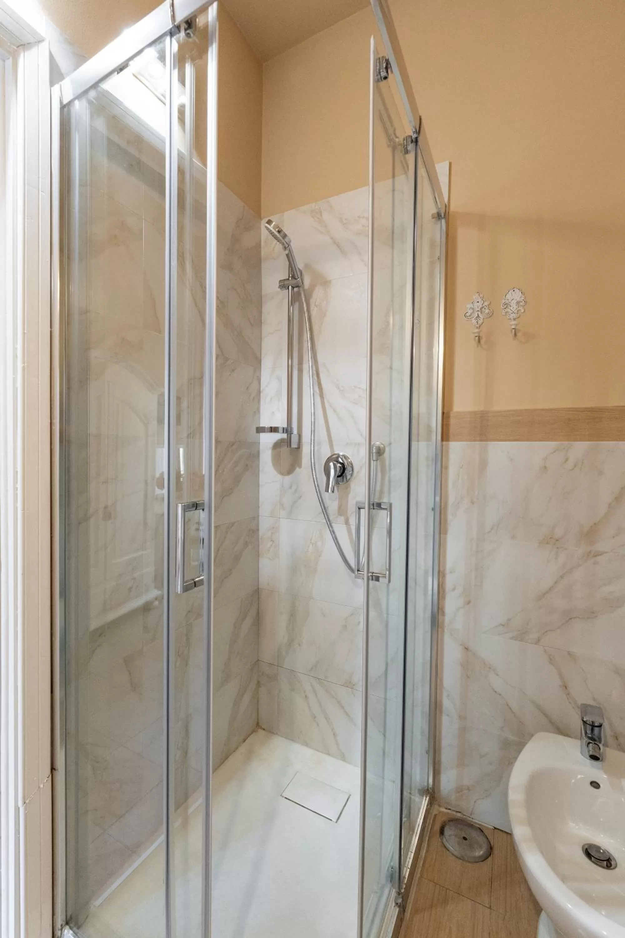 Shower in Joy's Bnb Ortigia