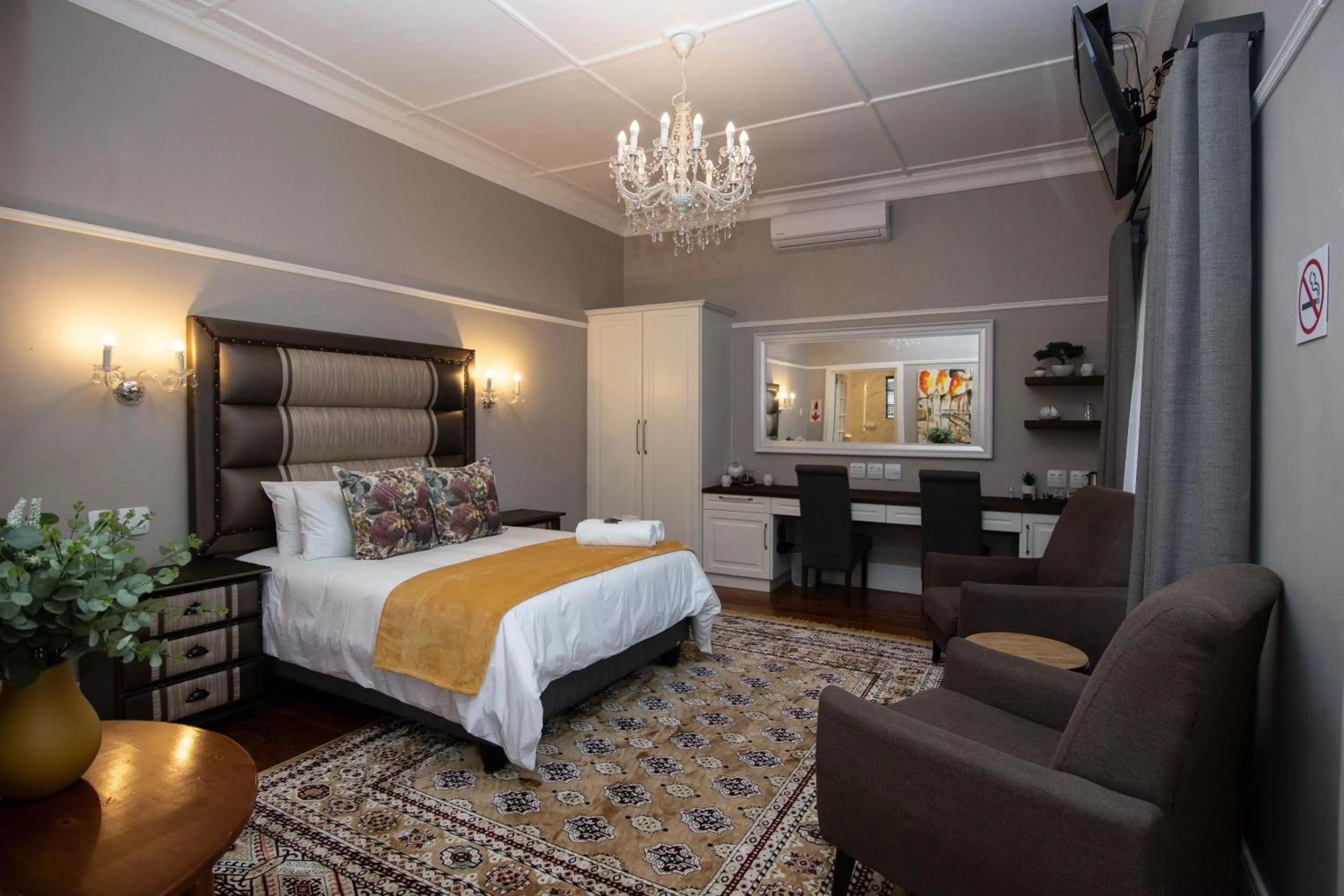 Restaurant/places to eat, Bed in Milner House Kimberley