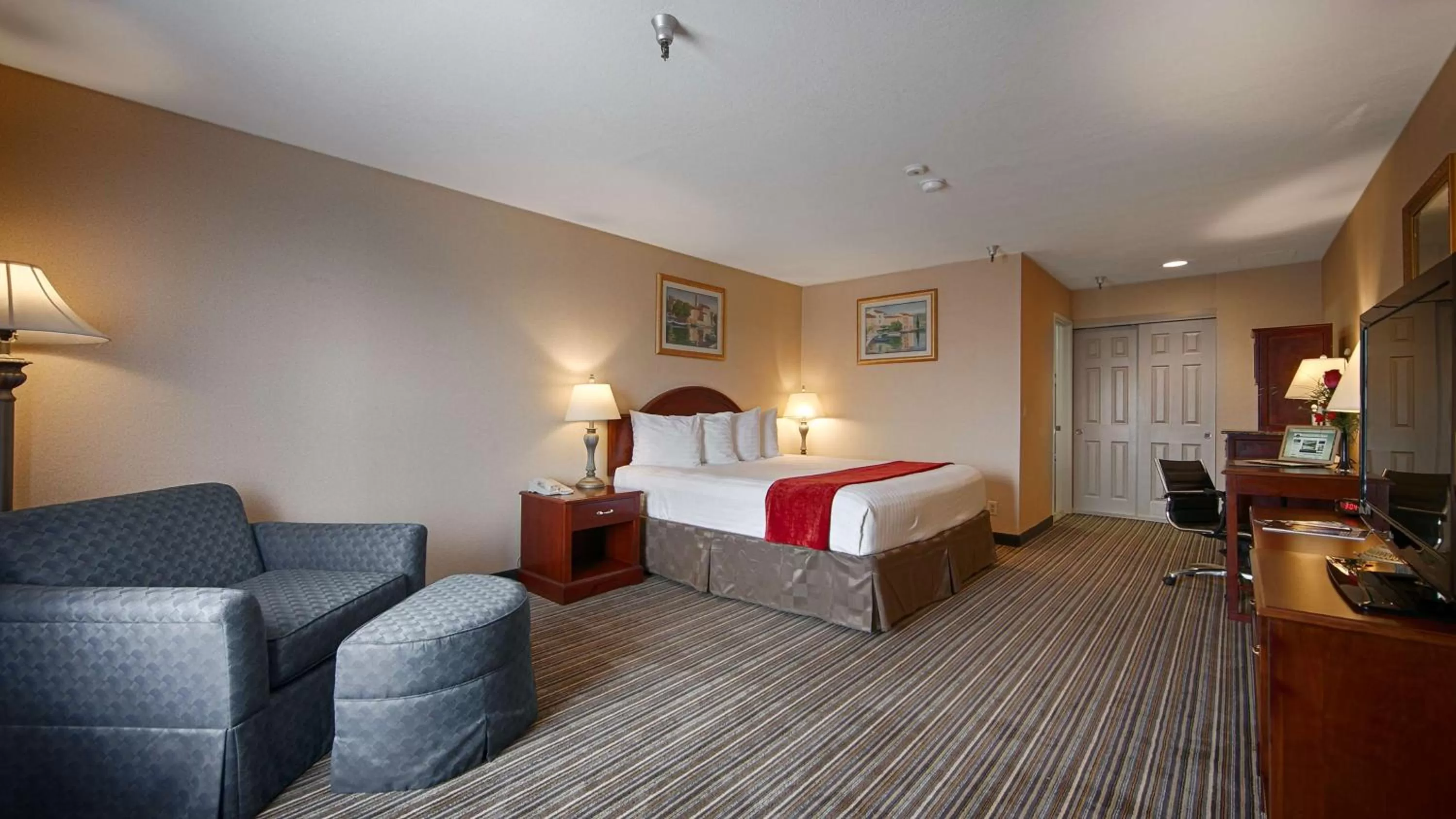 King Suite with Sofa Bed - Non-Smoking in Best Western Surf City