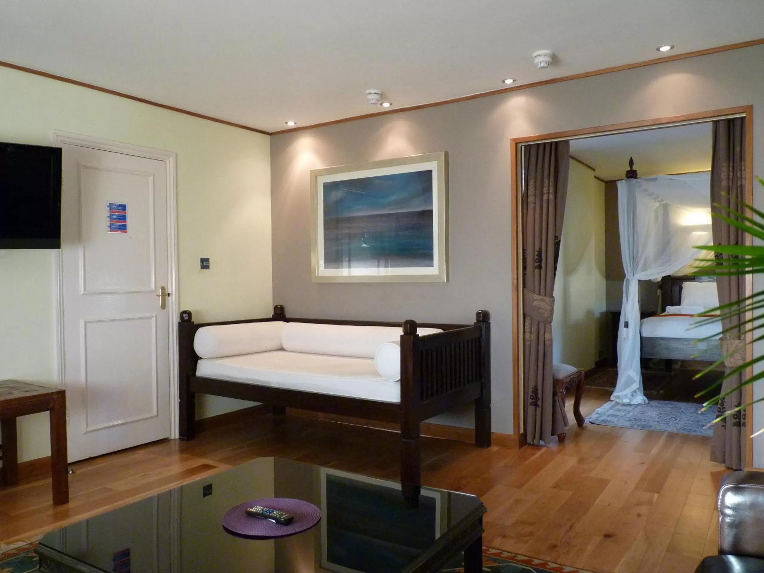 Living room, Bed in Amsterdam Hotel Brighton Seafront