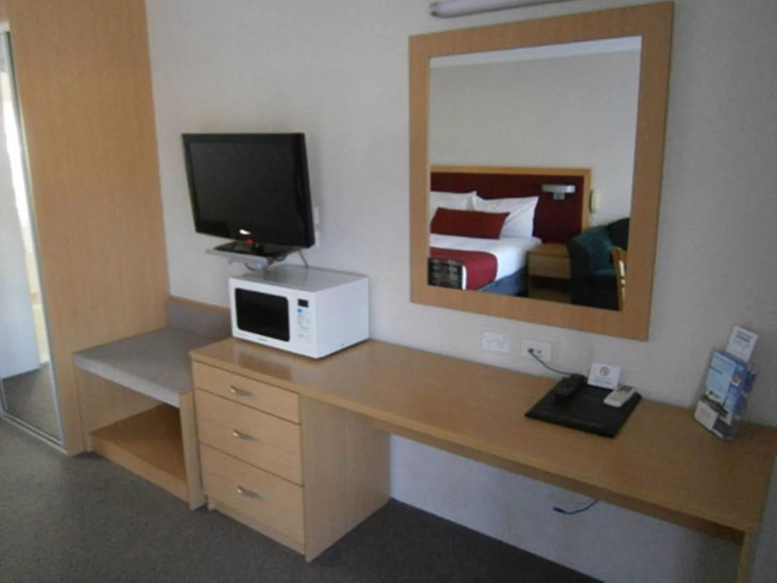 TV and multimedia, Bed in George Bass Motor Inn