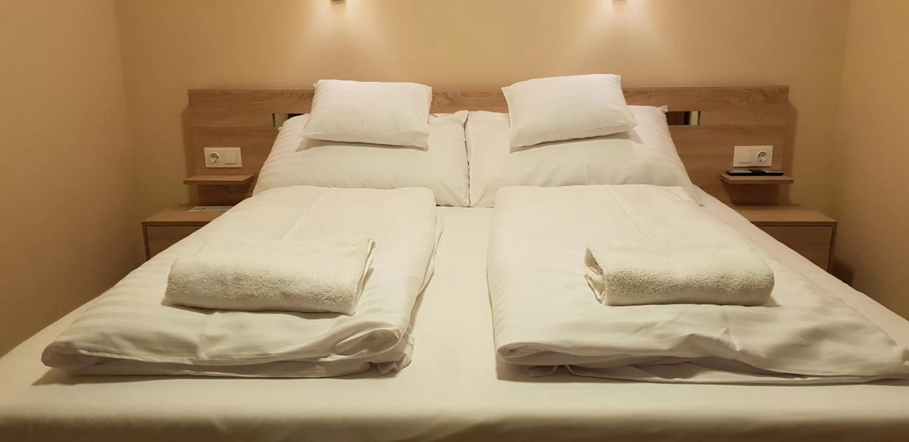 Bed in Central Panzió Gyula