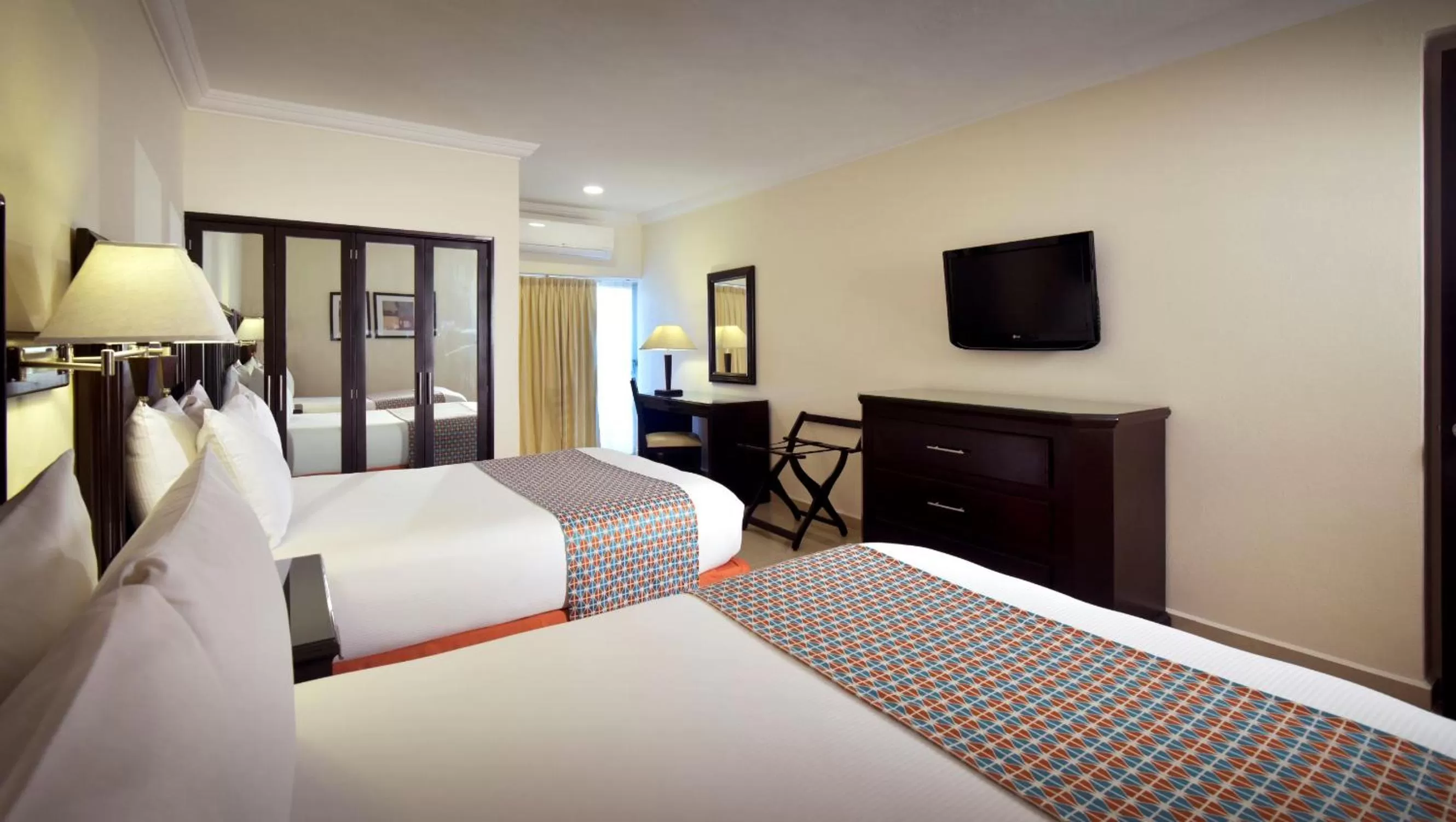 Photo of the whole room, Bed in Hotel Bonampak