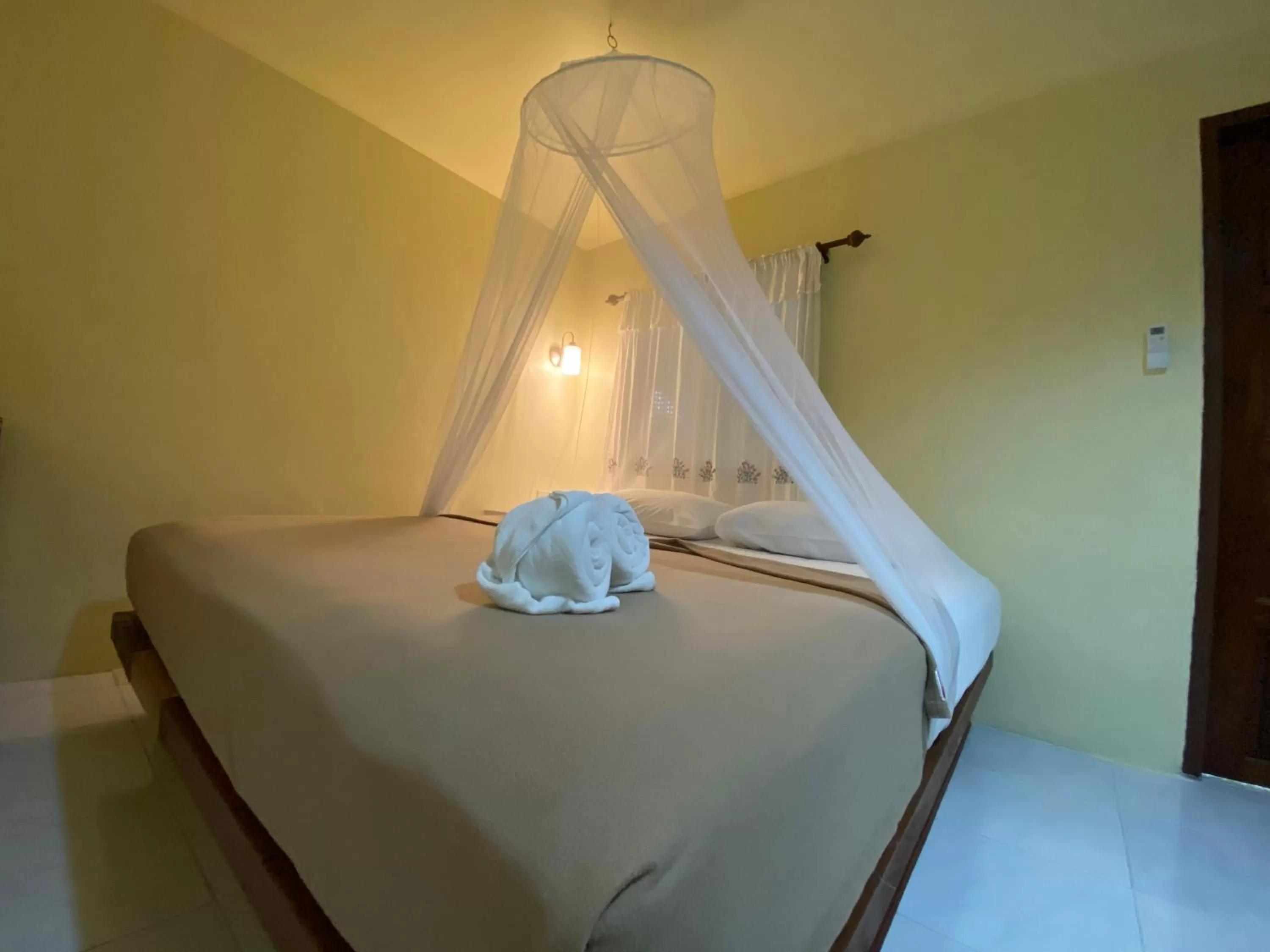 Bed in Khao Sok Jungle Huts Resort