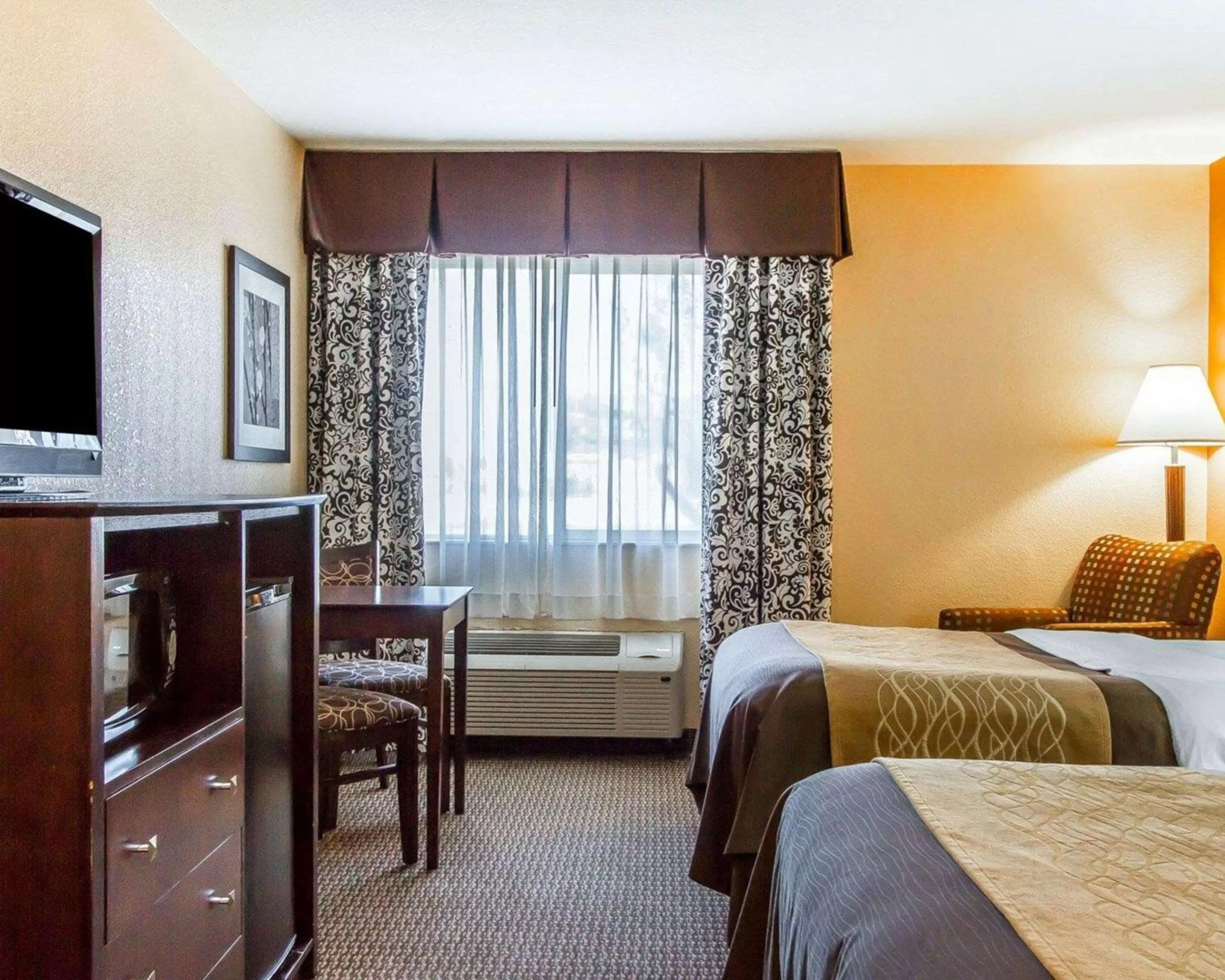 Bedroom, Bed in Quality Inn & Suites Mount Pleasant