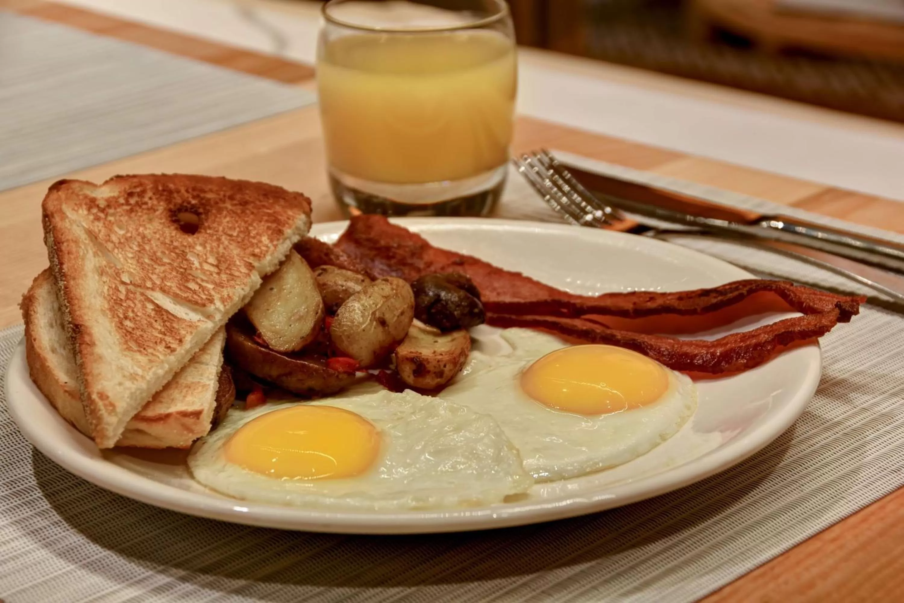 Dining area in DoubleTree by Hilton Oceanfront Virginia Beach
