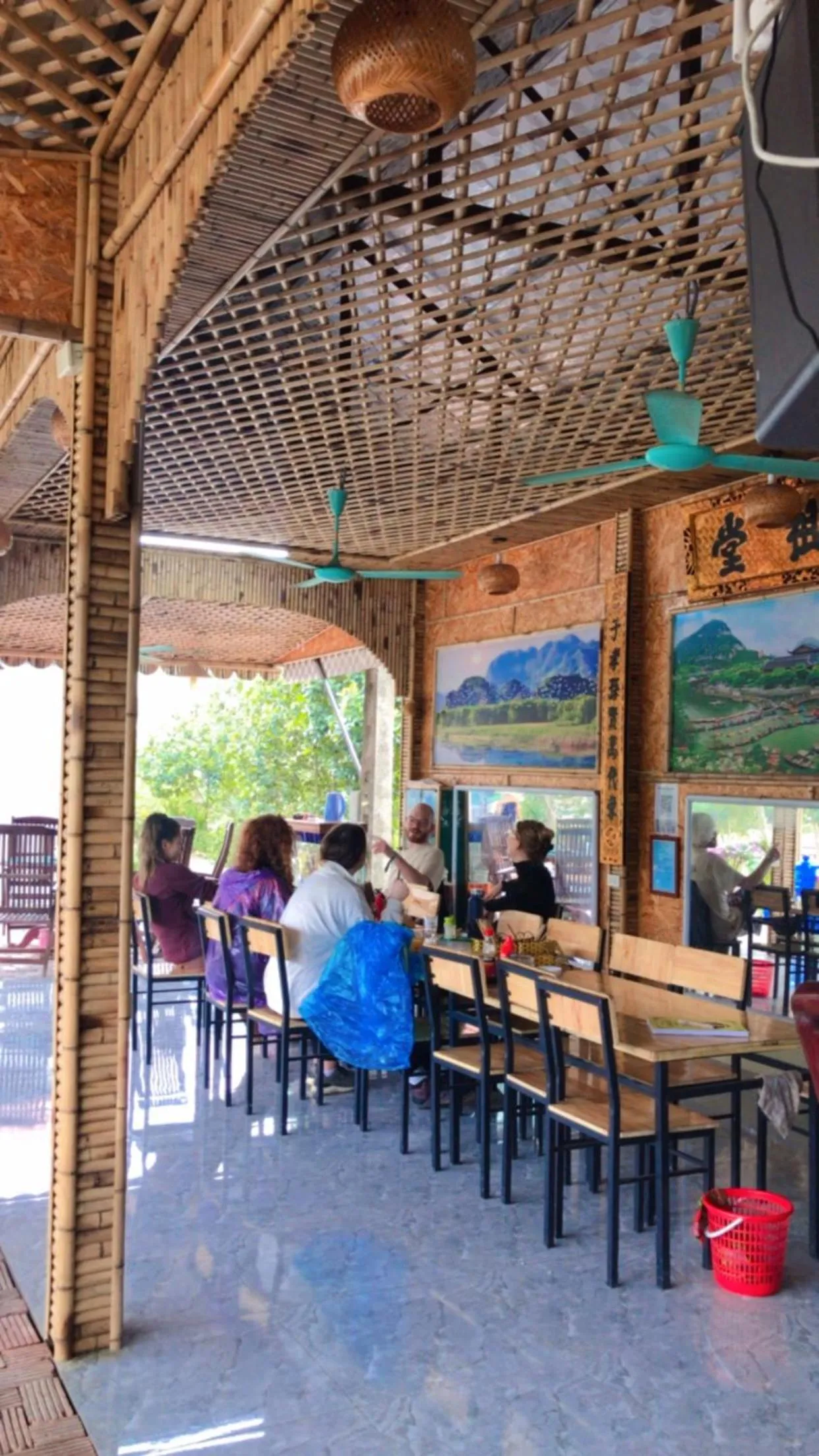 group of guests in Tam Coc Cat Luong Homestay