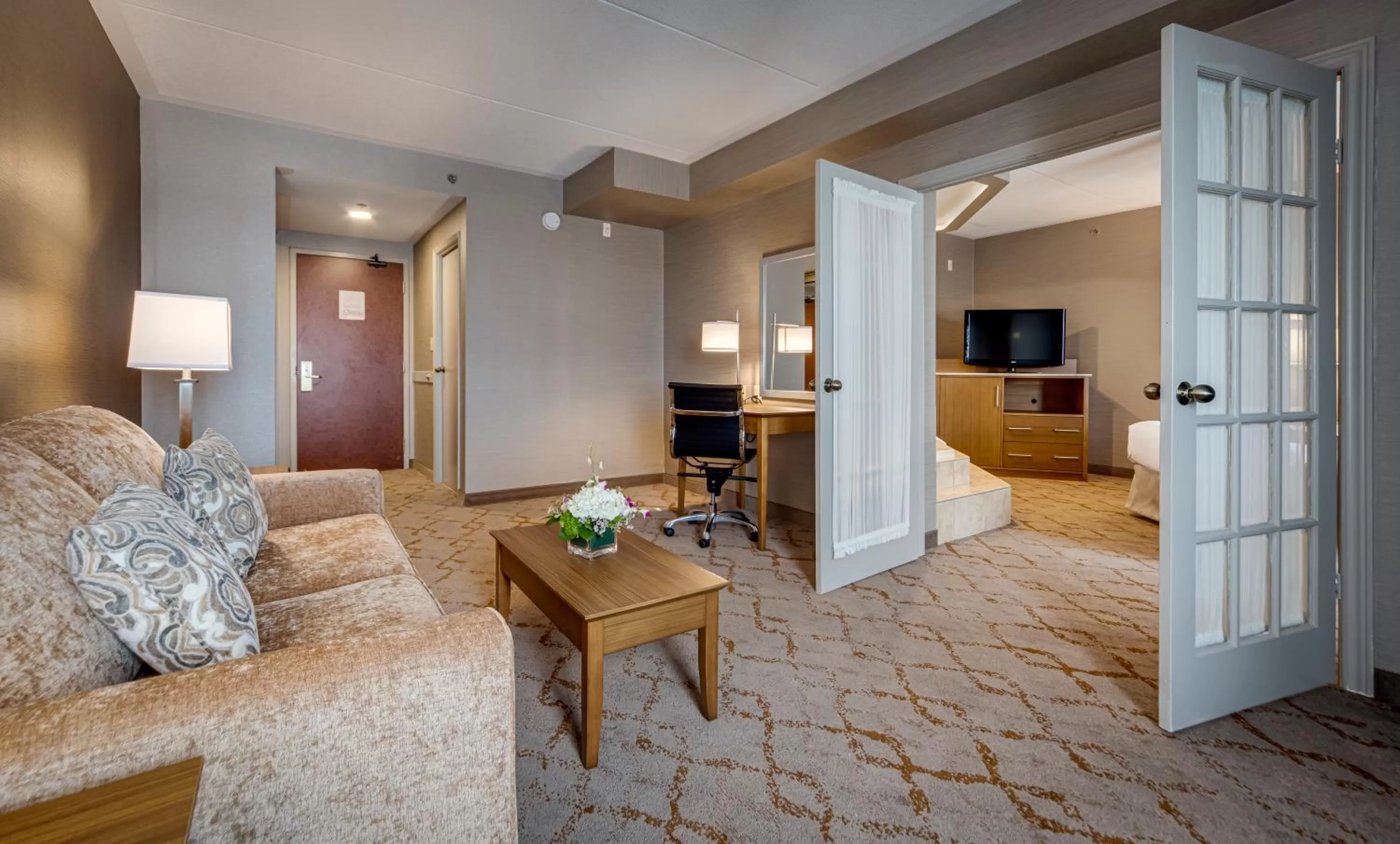 Living room, Bed in Monte Carlo Inn Vaughan Suites