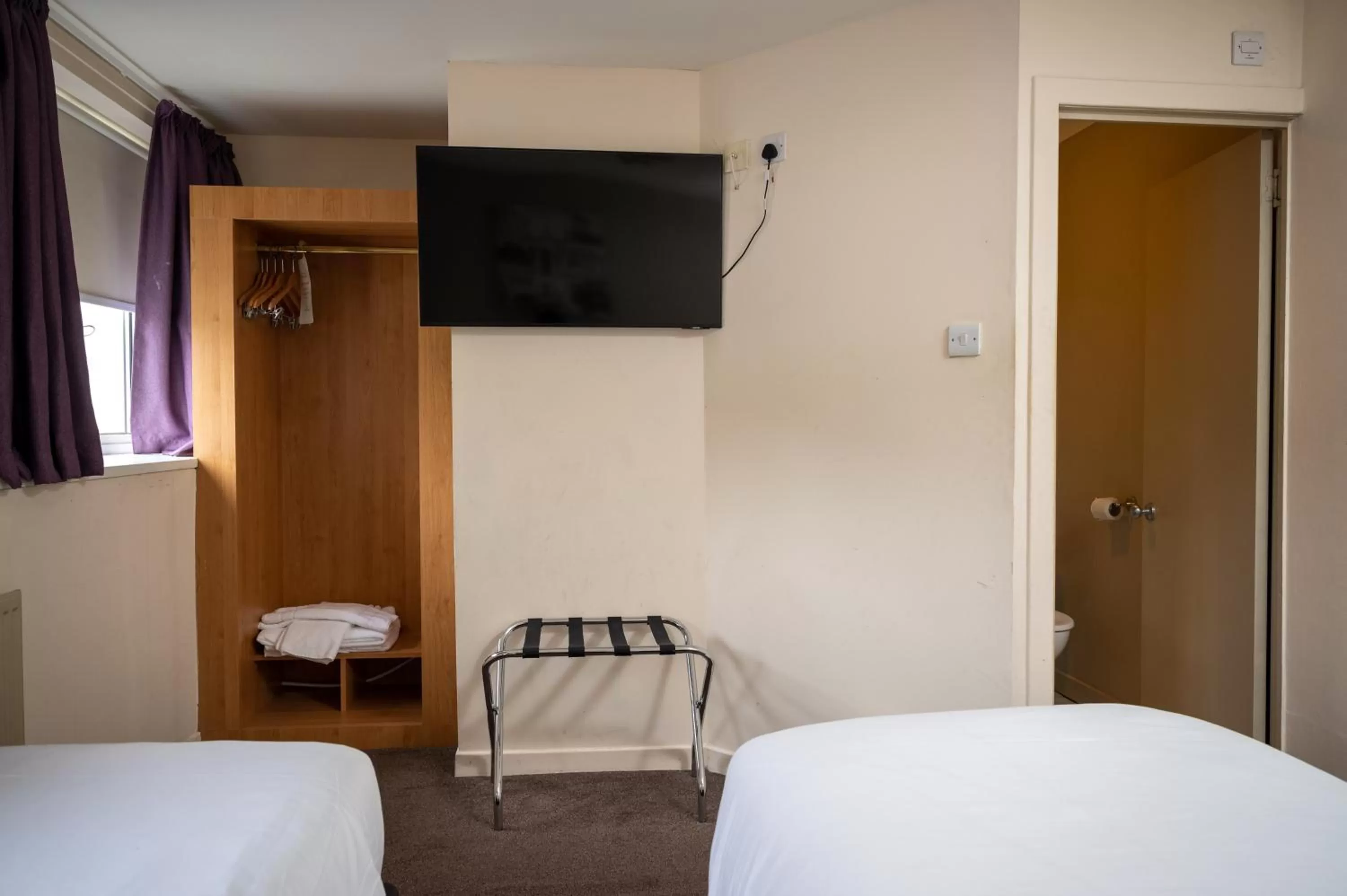 TV and multimedia, Bed in The Titan By Greene King Inns