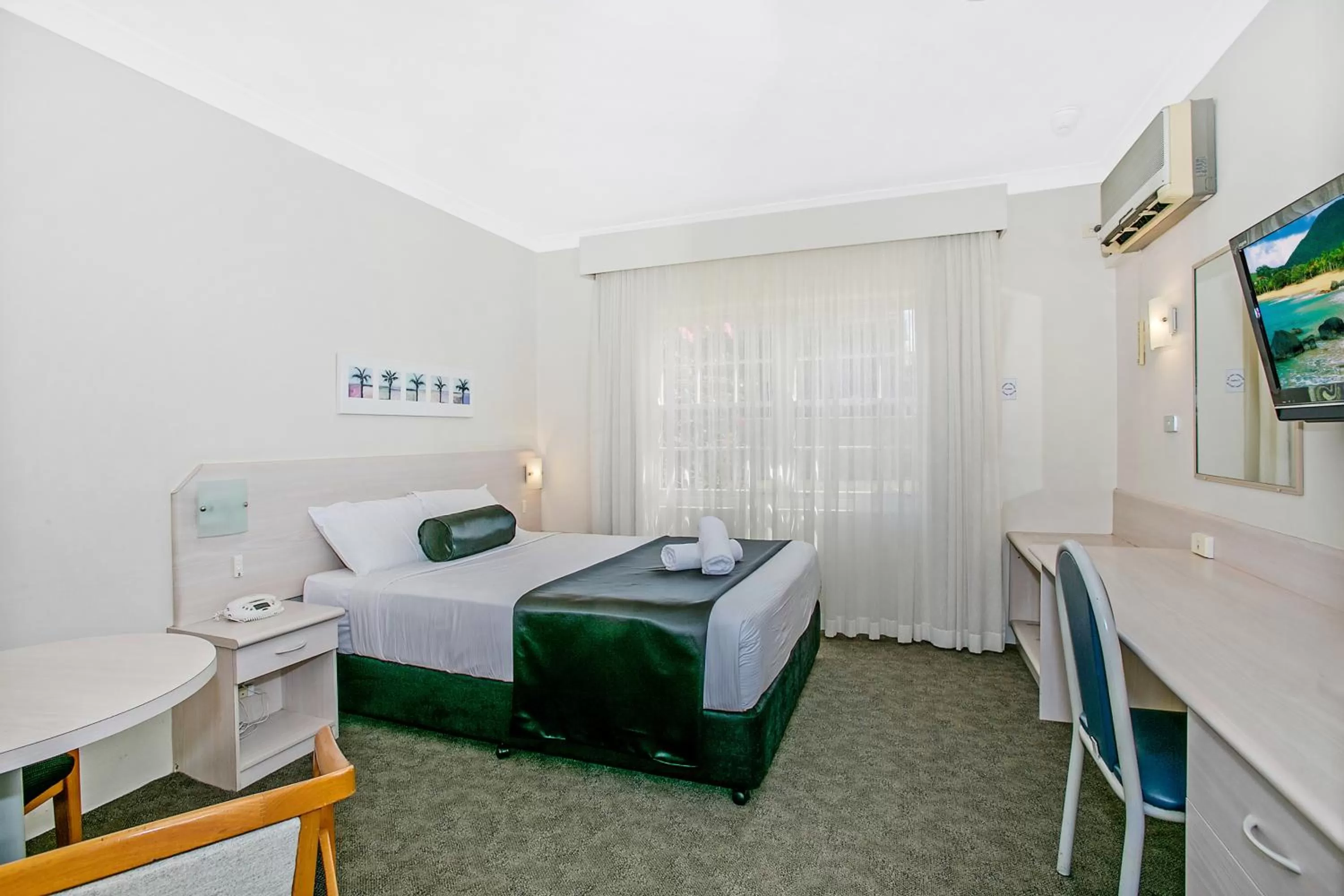 Bed in Comfort Inn All Seasons