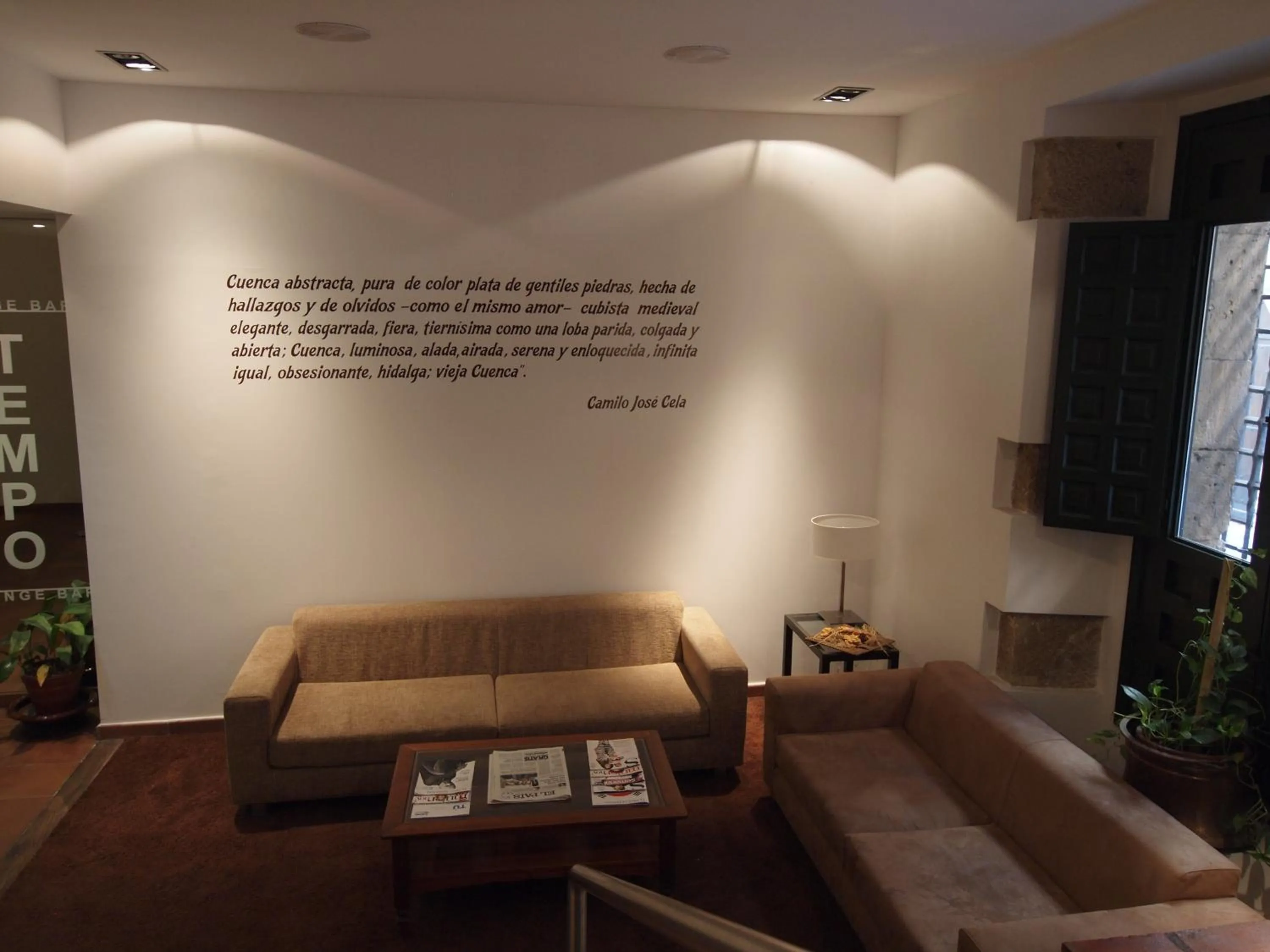 Seating area in Hotel Leonor de Aquitania