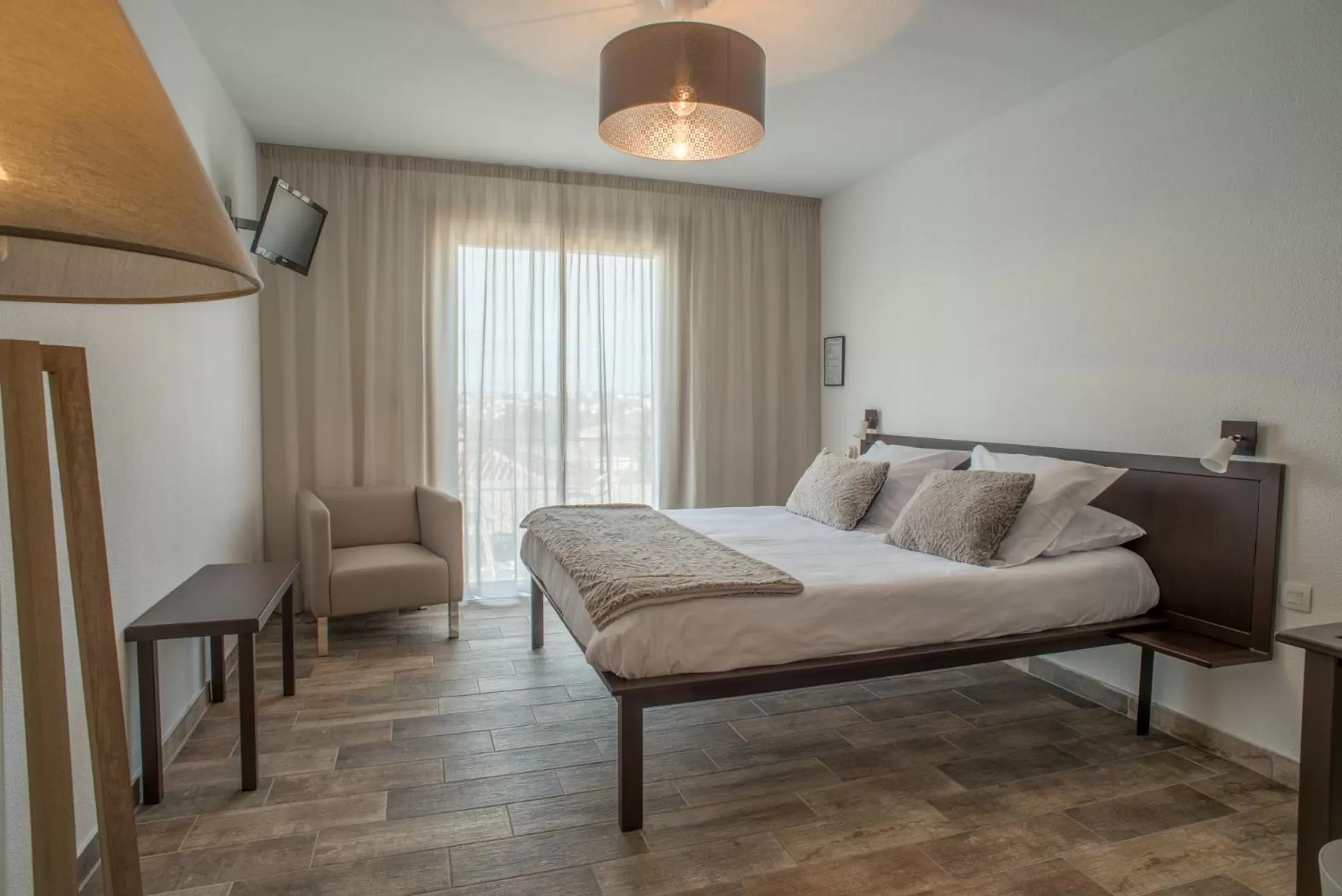 Shower, Bed in Sure Hotel by Best Western Beziers Le Monestie