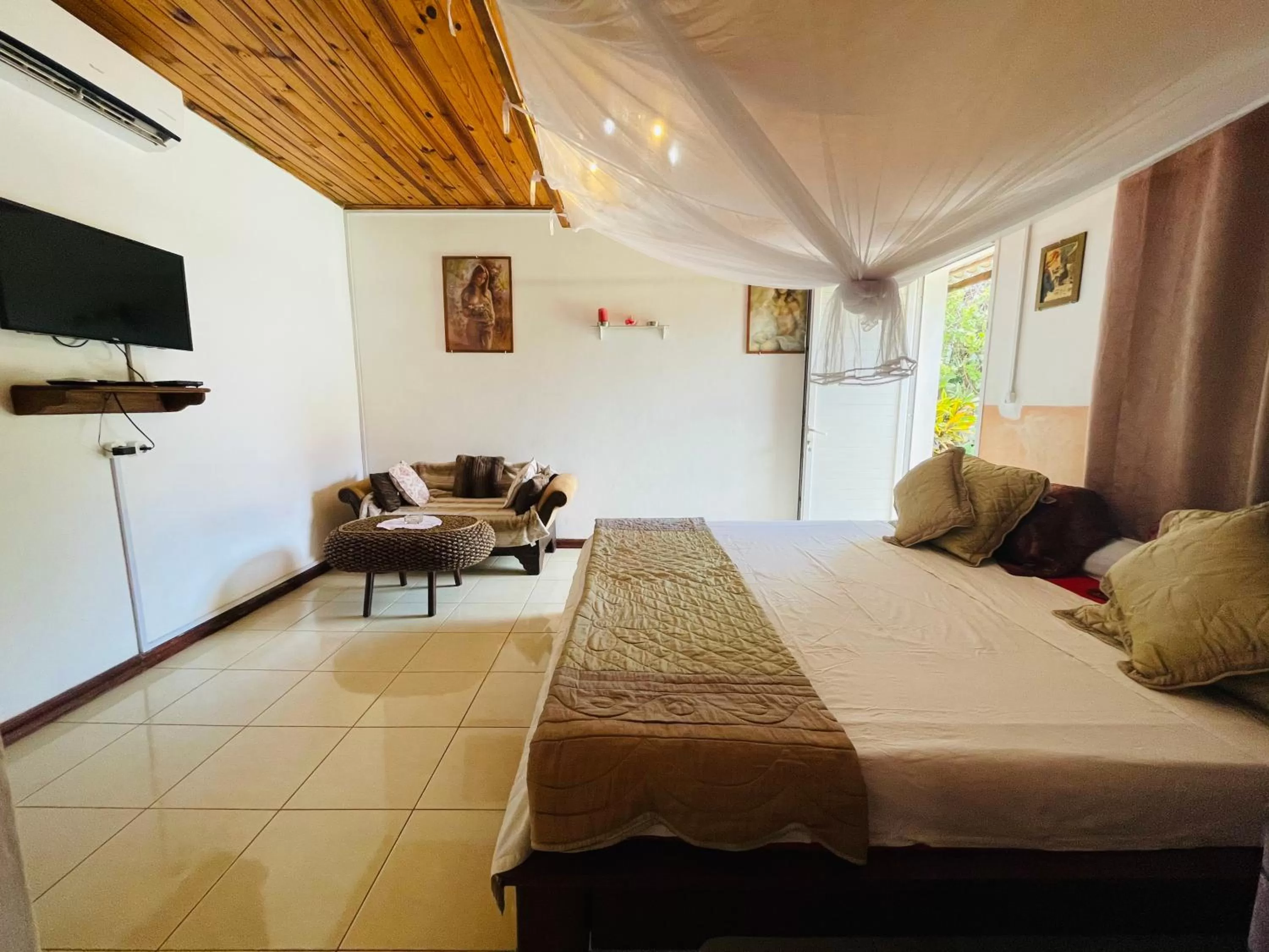 Bedroom, Bed in Régina Lodge Diégo Suarez Madagascar
