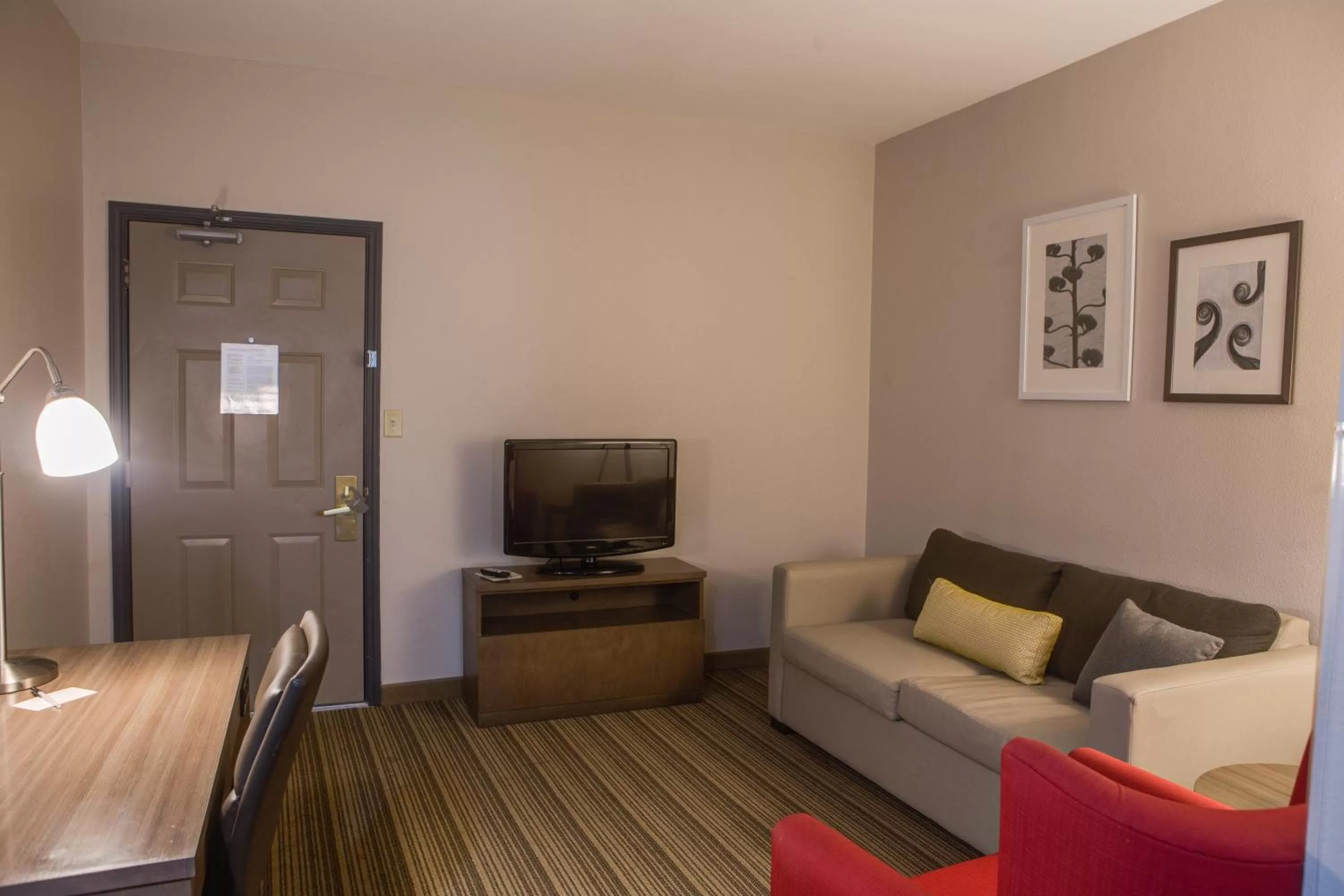 Living room in Country Inn & Suites by Radisson, Harlingen, TX