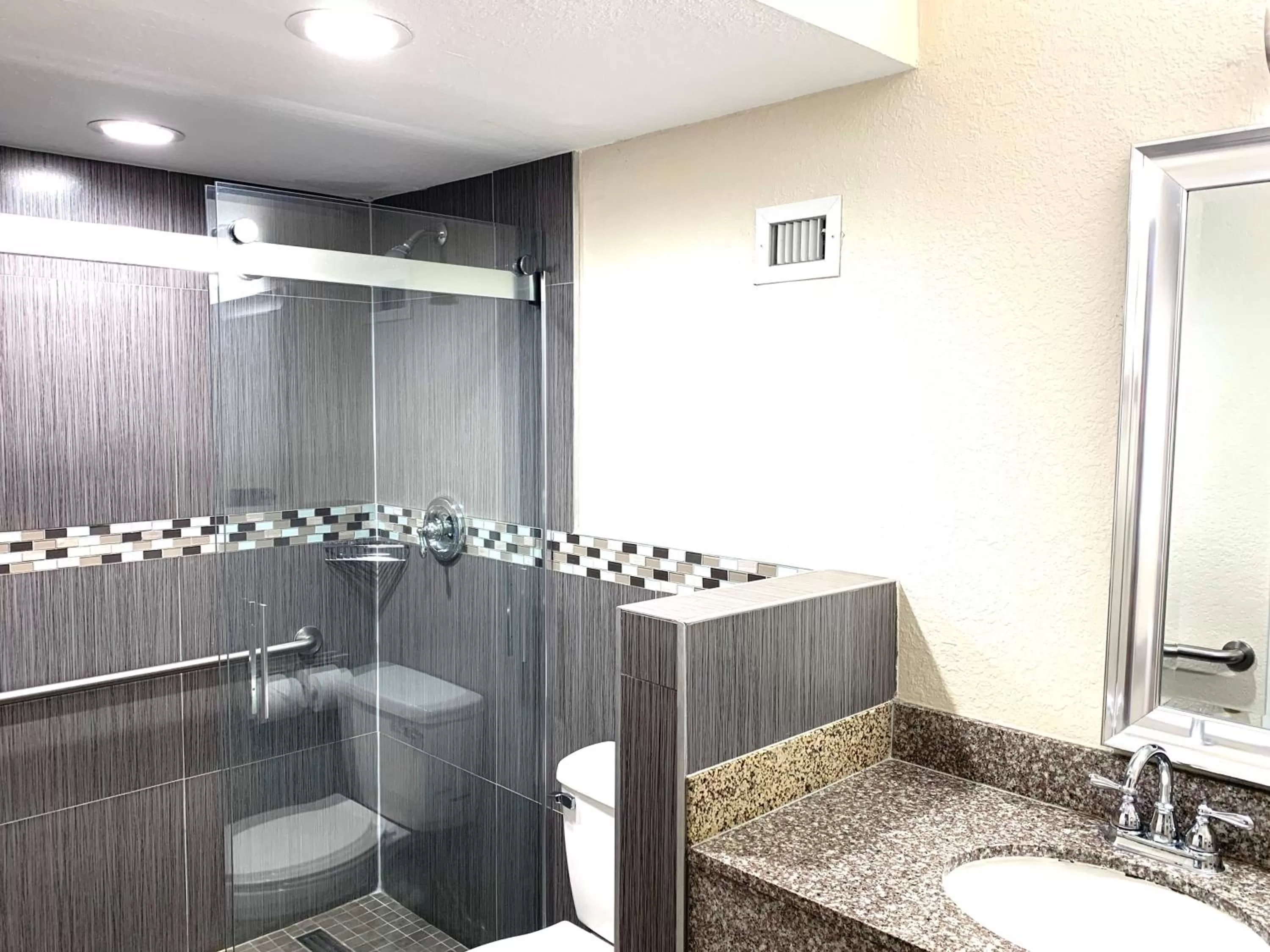 Bathroom in Rodeway Inn & Suites Fort Lauderdale Airport & Cruise Port