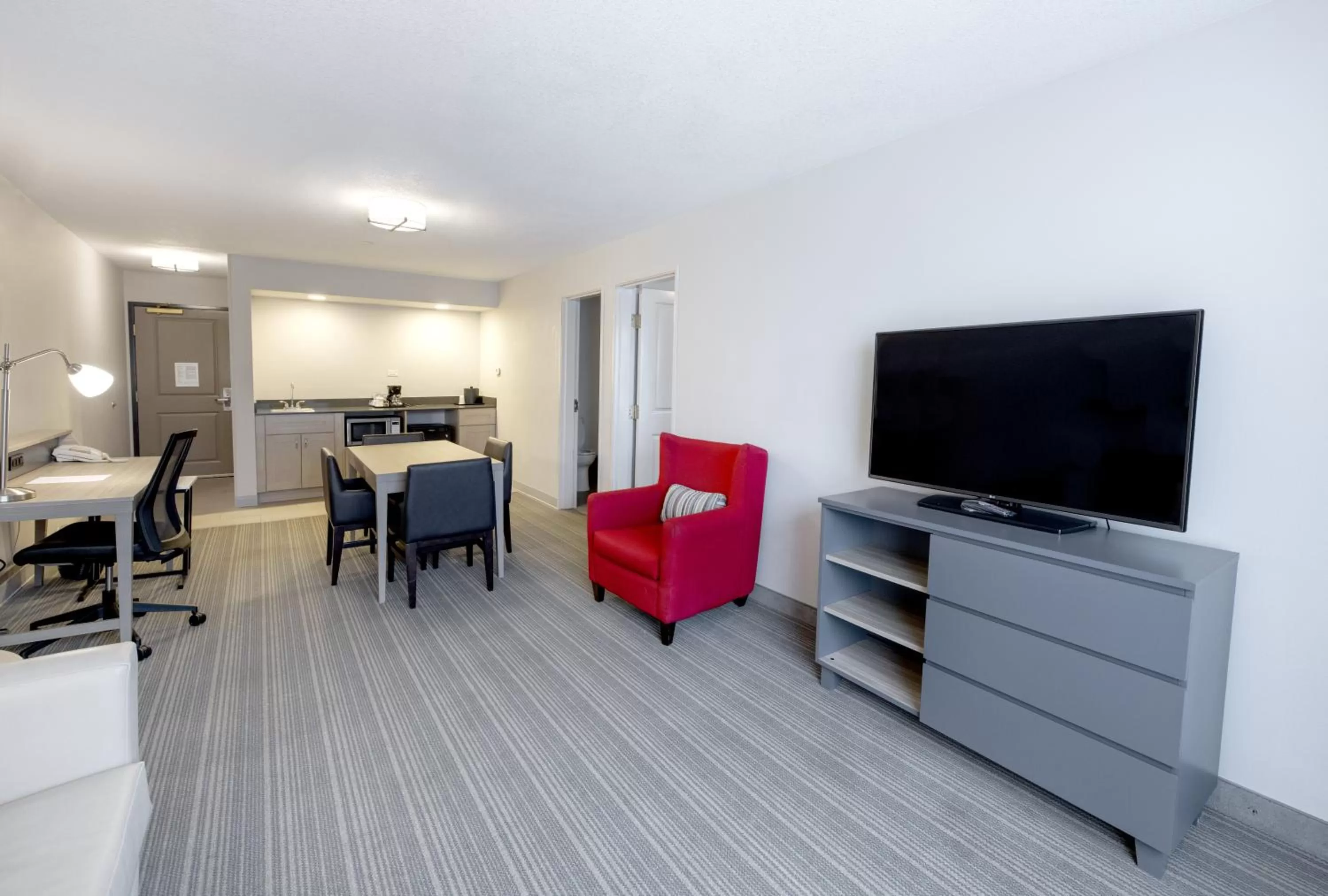 Living room in Country Inn & Suites by Radisson, Tinley Park, IL