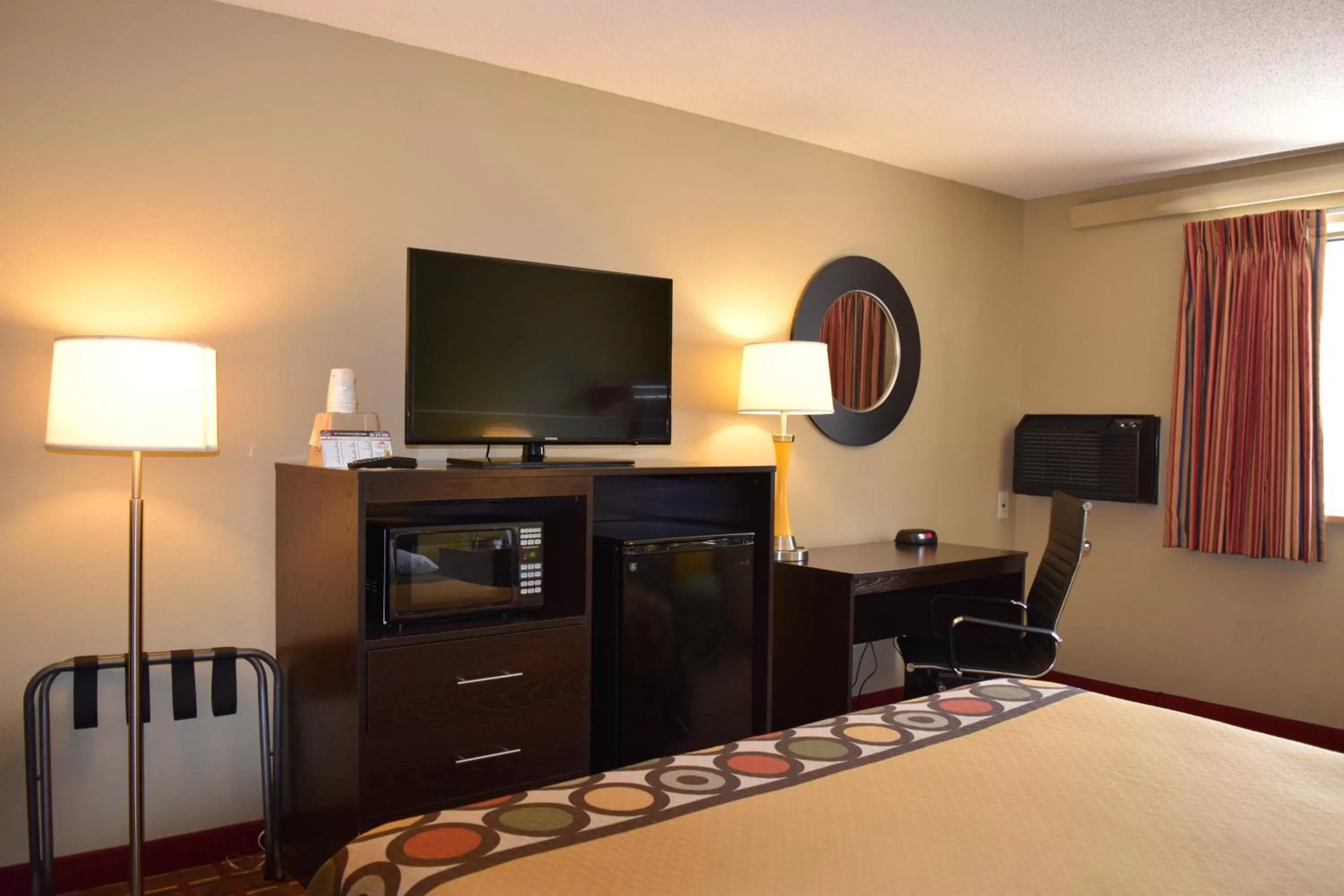 TV and multimedia, Bed in Super 8 by Wyndham Homewood Birmingham Area
