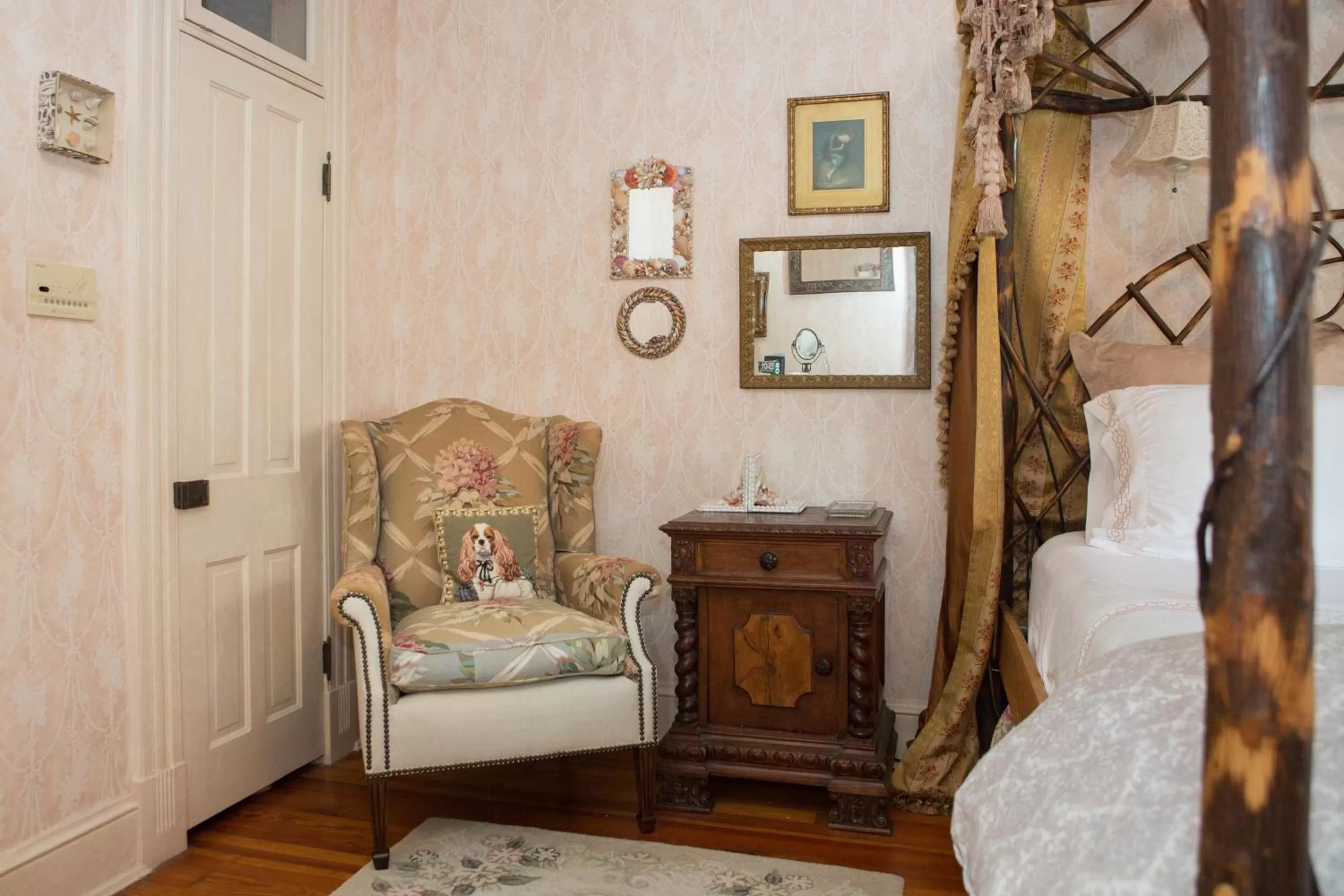 Deluxe Queen Room: Lace Room in 10 Clarke