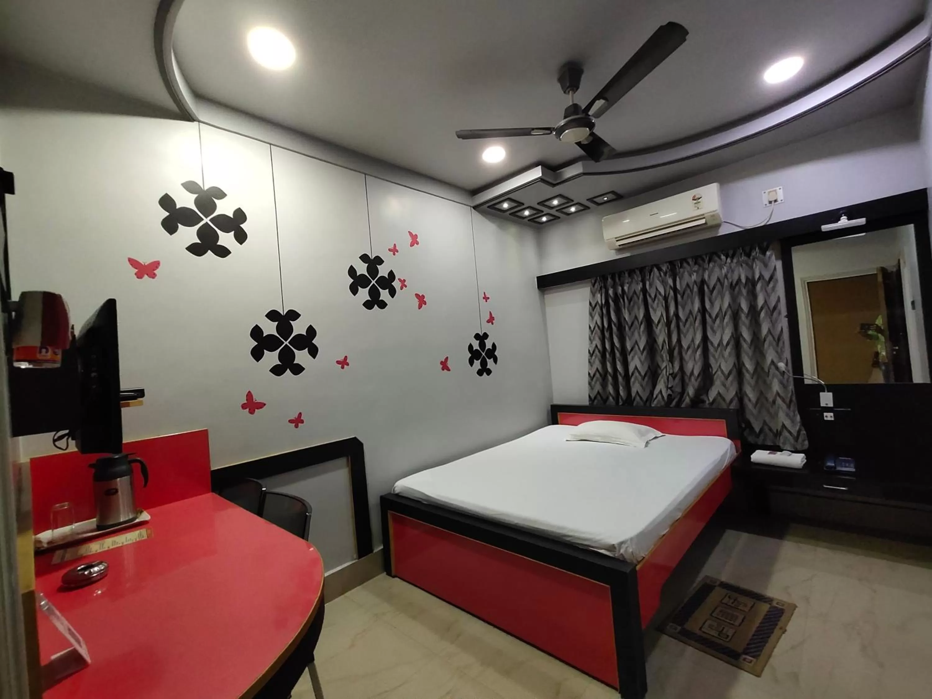 Photo of the whole room, Bed in Hotel Samrat