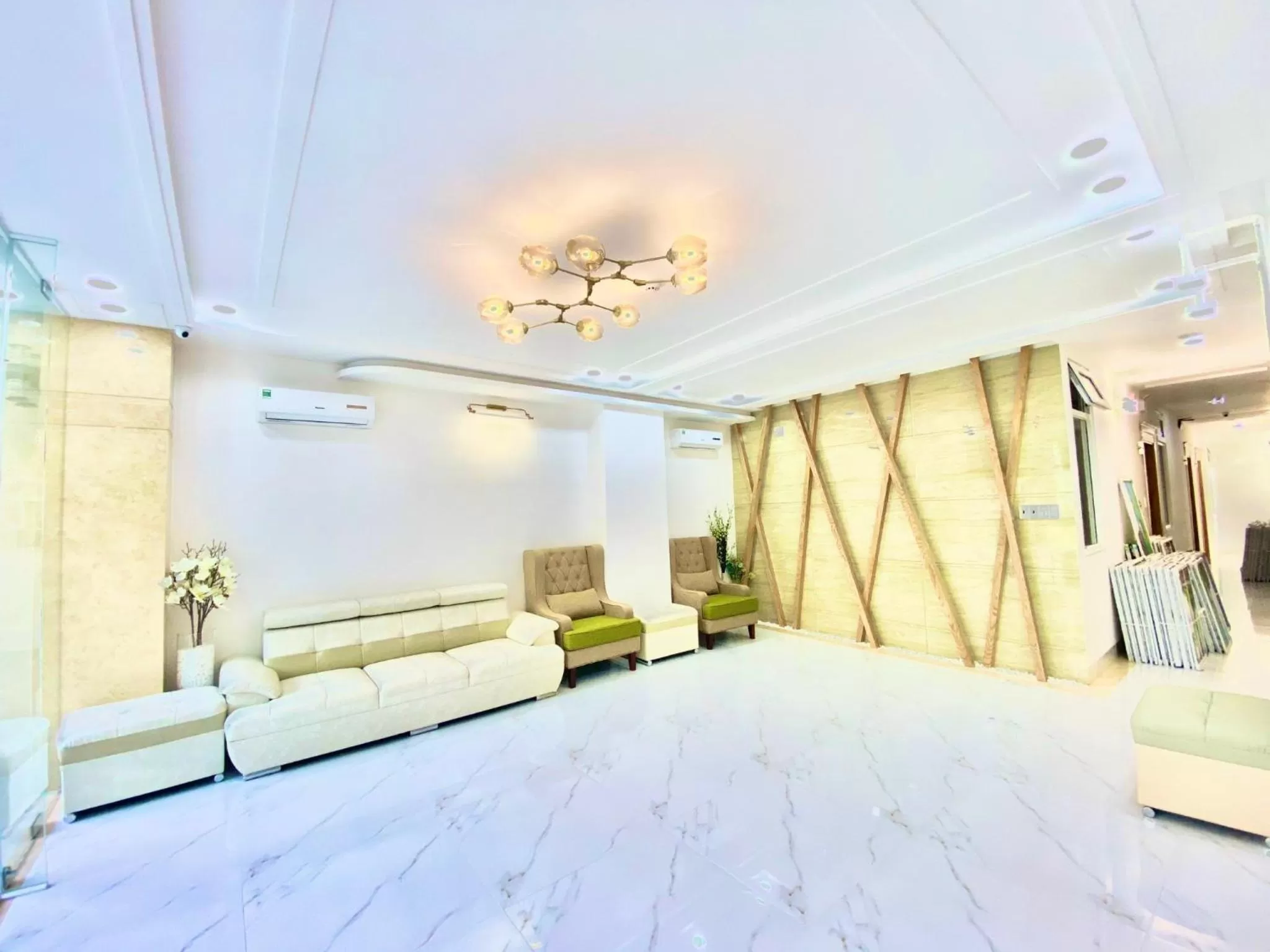 Seating area, Bed in Diamond Hotel