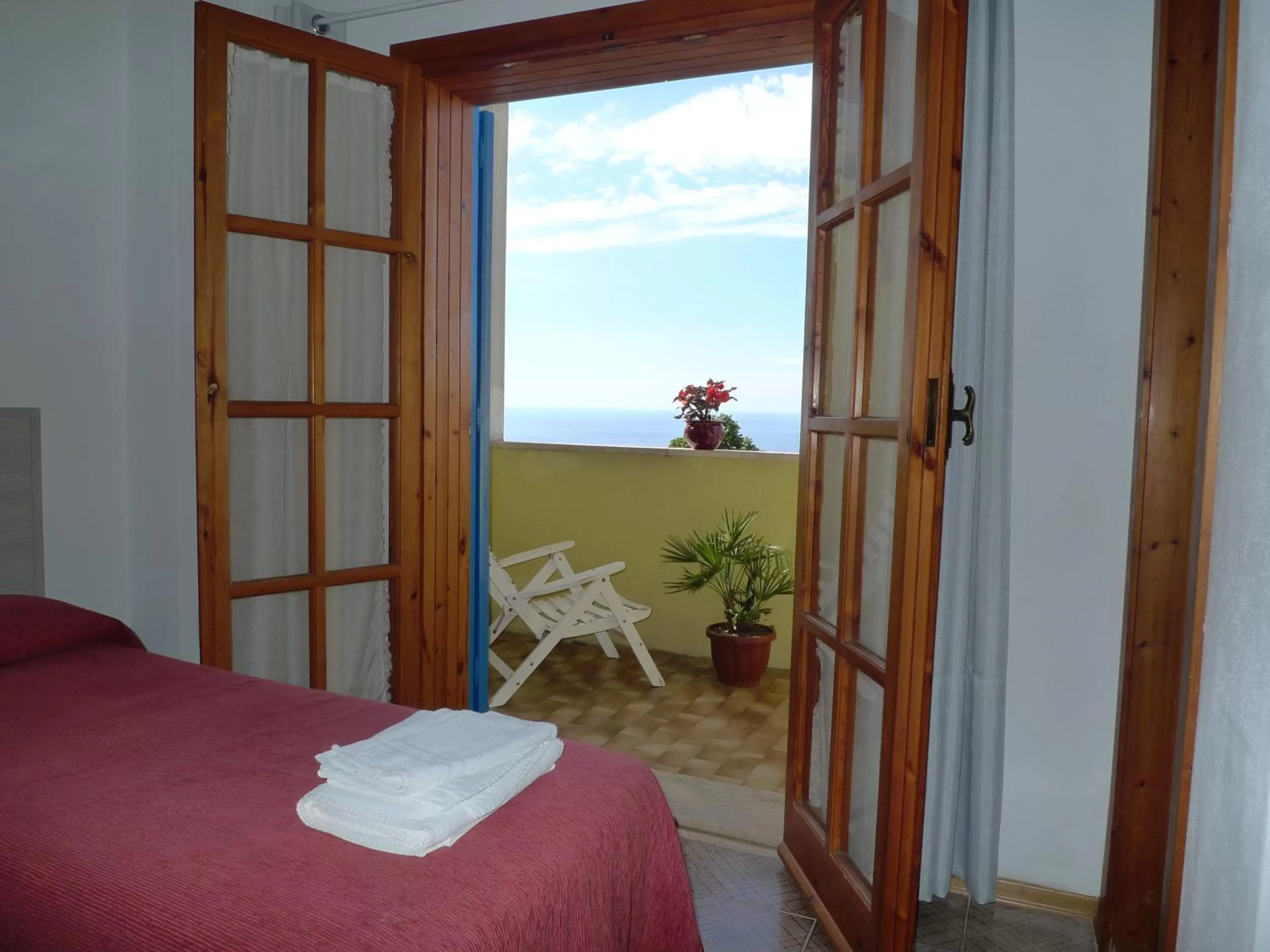 Balcony/Terrace, Bed in Hotel Alexander