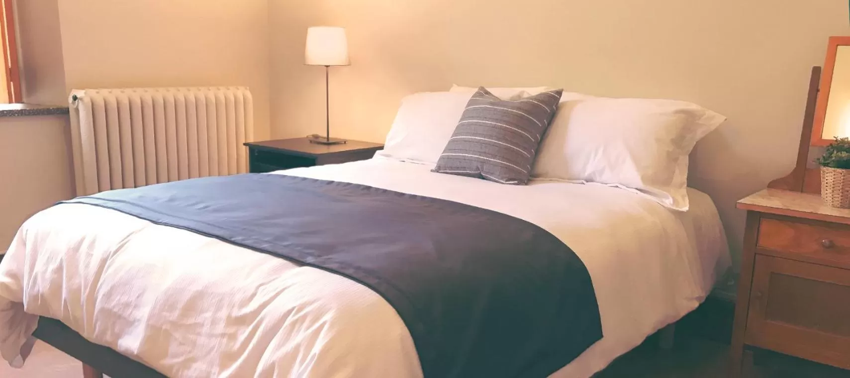 Bed in Auberge de l'Abbaye d'Oka