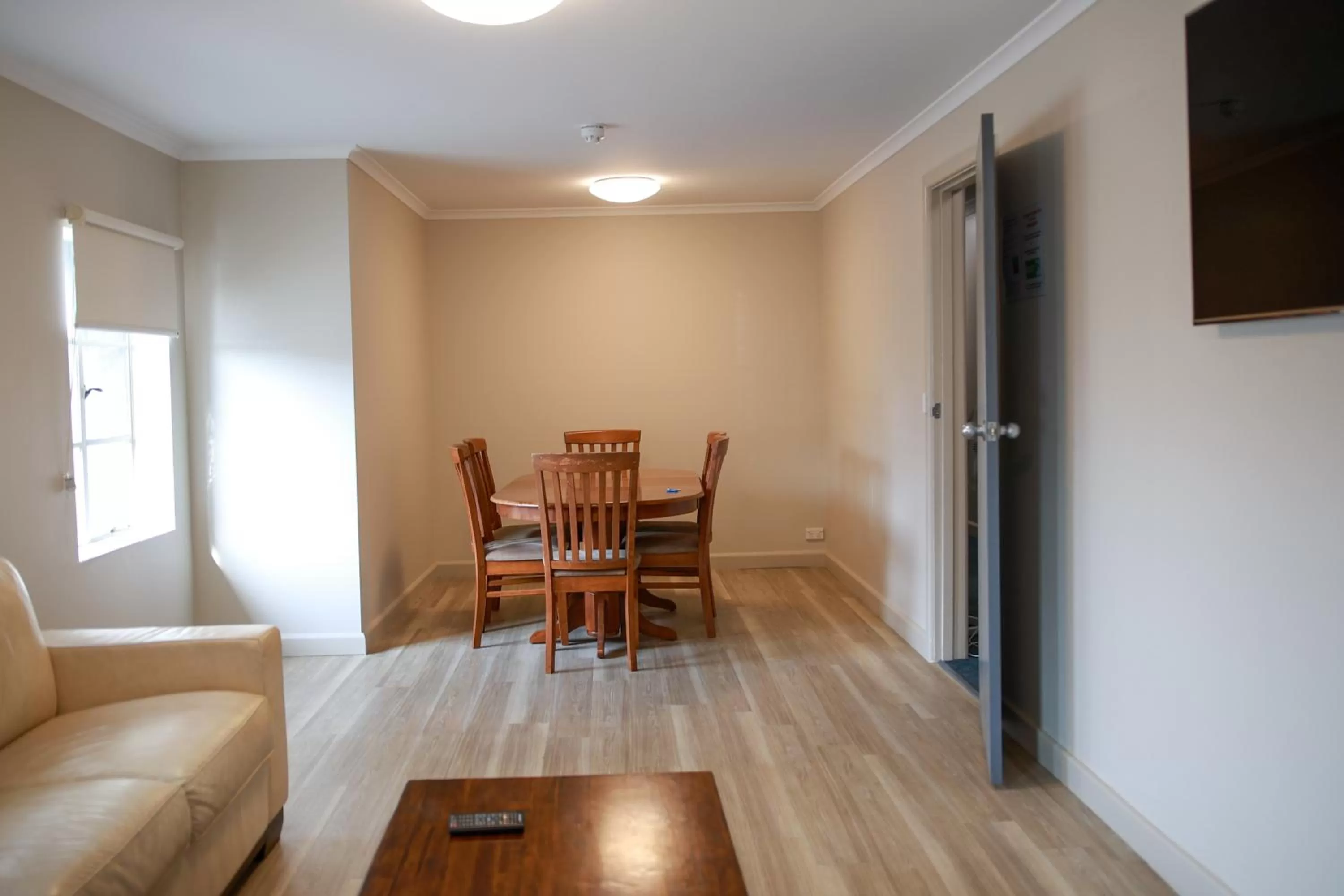 Communal lounge/ TV room in Beltana Hotel