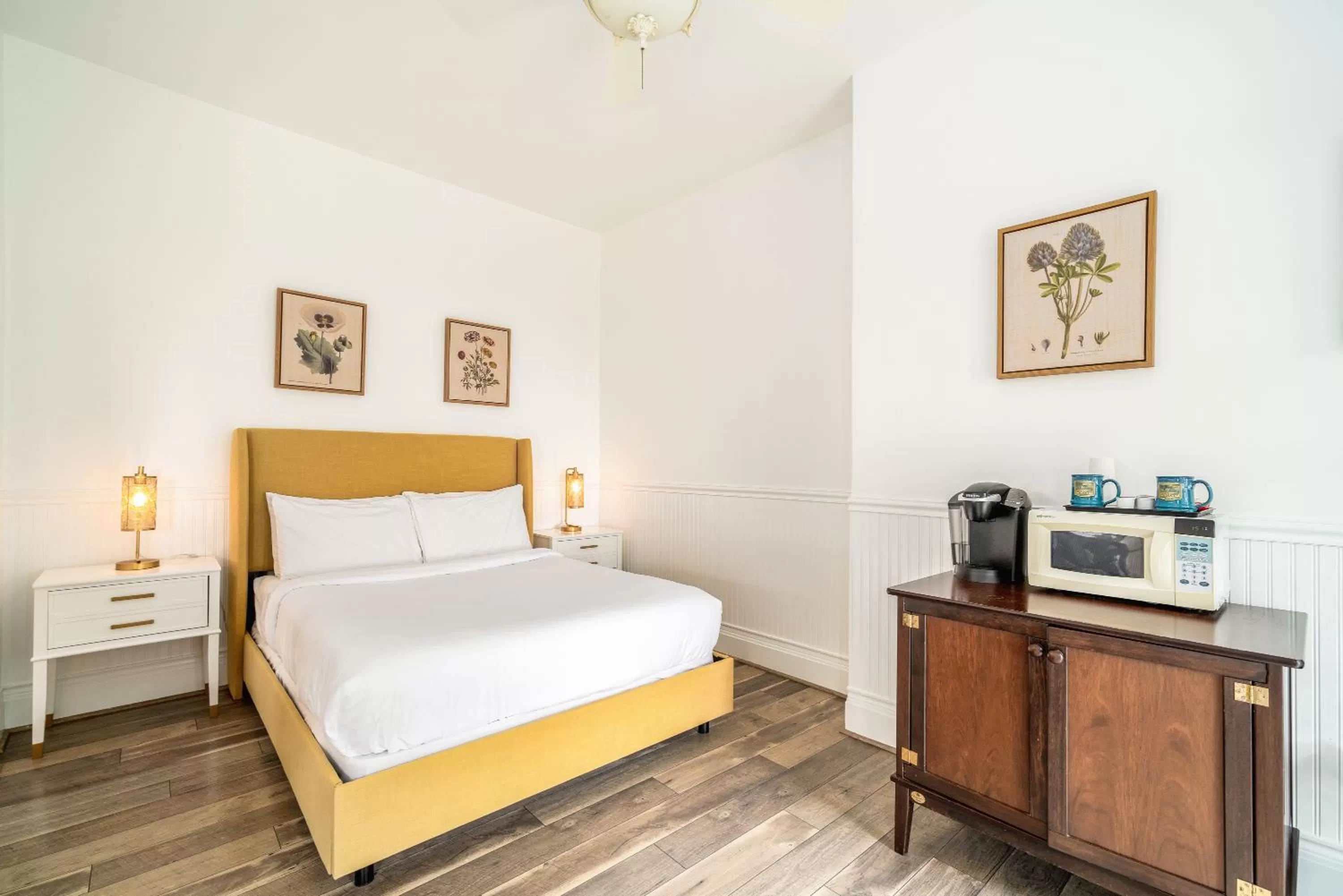 Bed in Agate Cove Inn