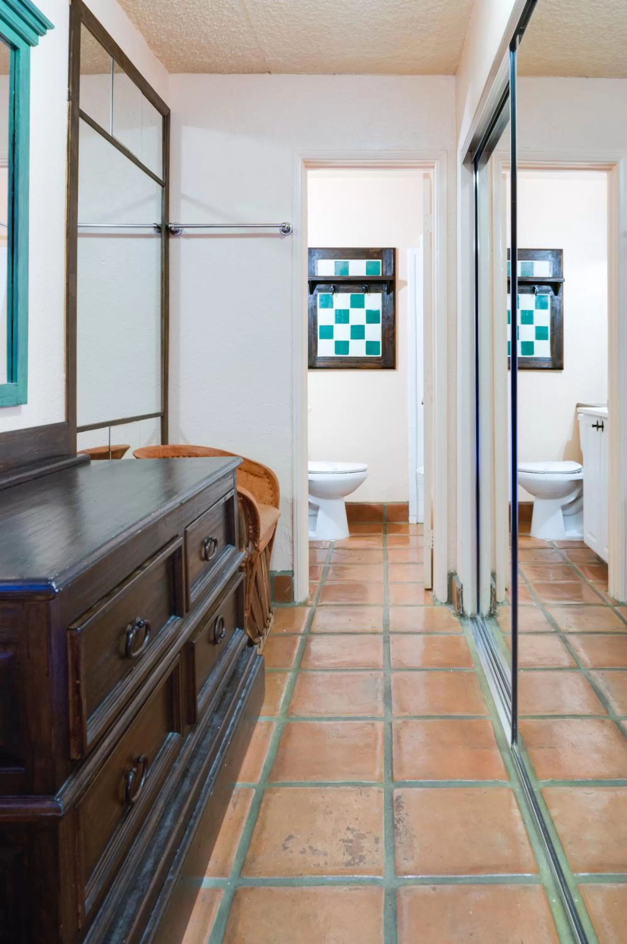 Bathroom, Bed in Hotel Pepper Tree Boutique Kitchen Studios - Anaheim