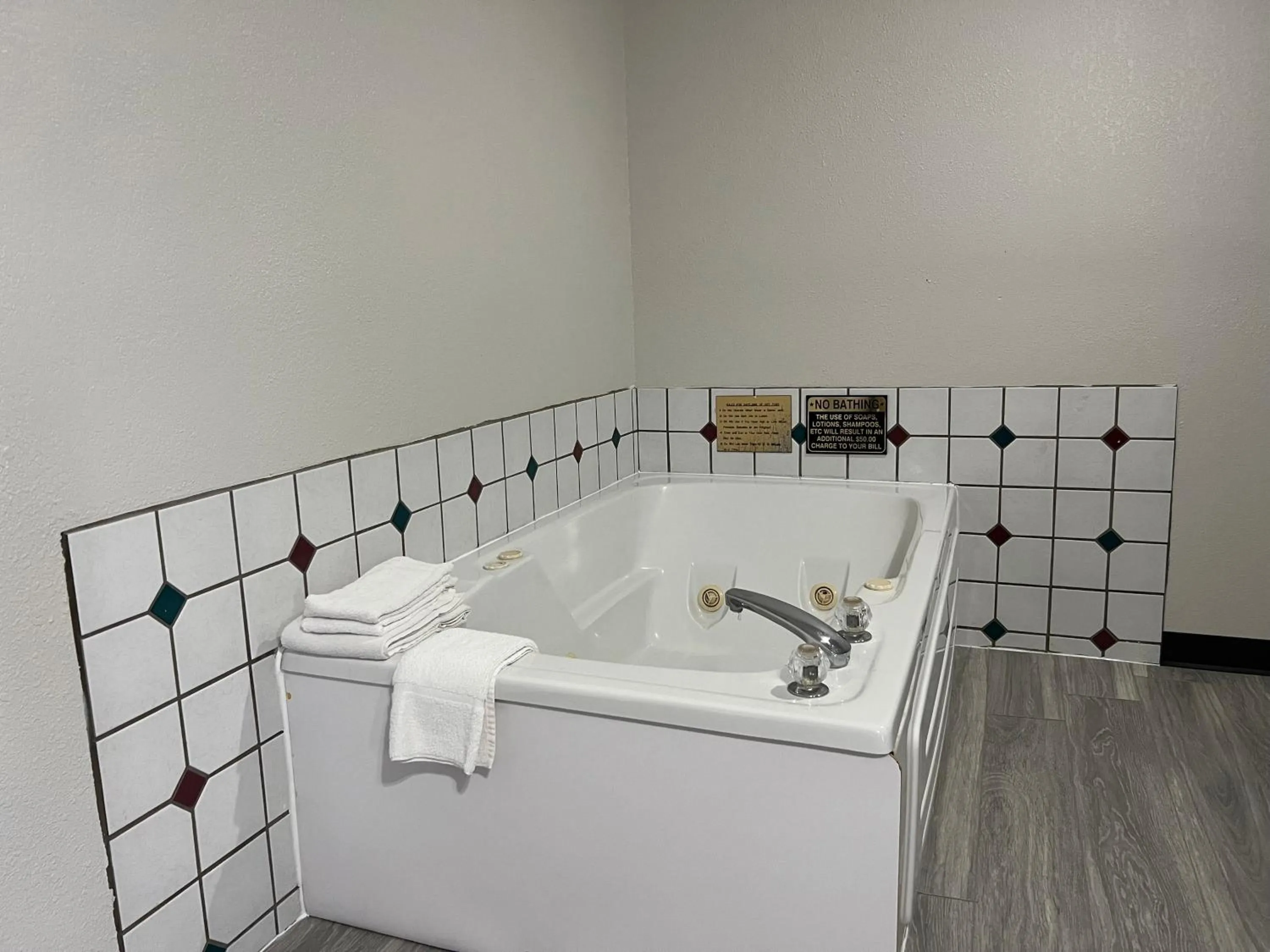 Hot Tub, Bathroom in Baymont by Wyndham Omaha SW