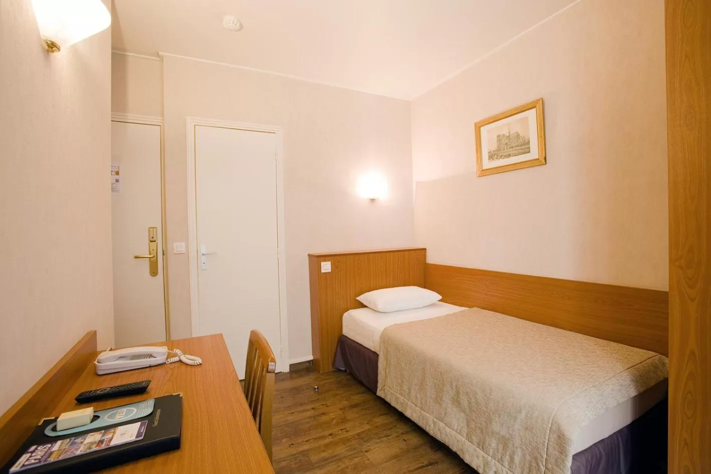 Bed in Central Hotel Paris