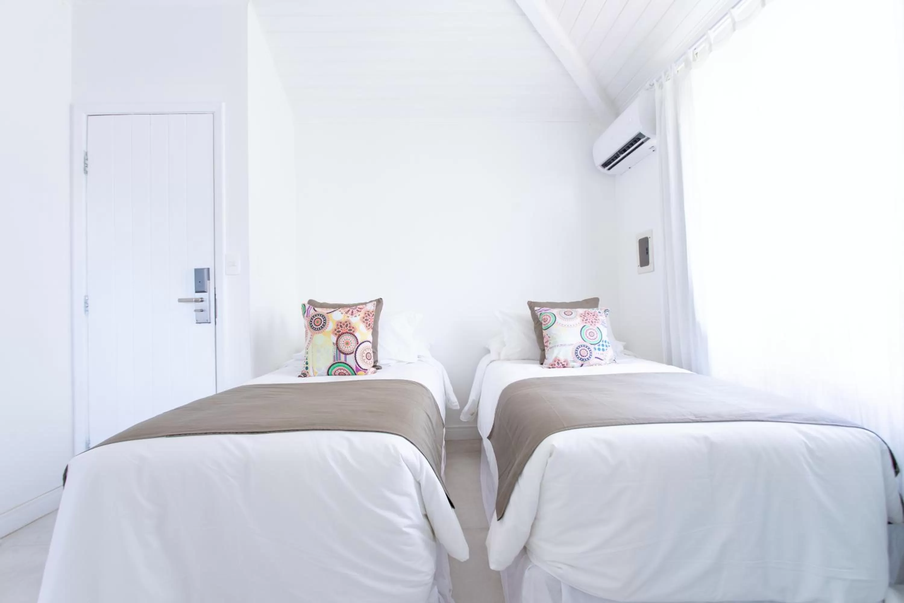 Bedroom, Bed in Jubarte Hotel by Insólito