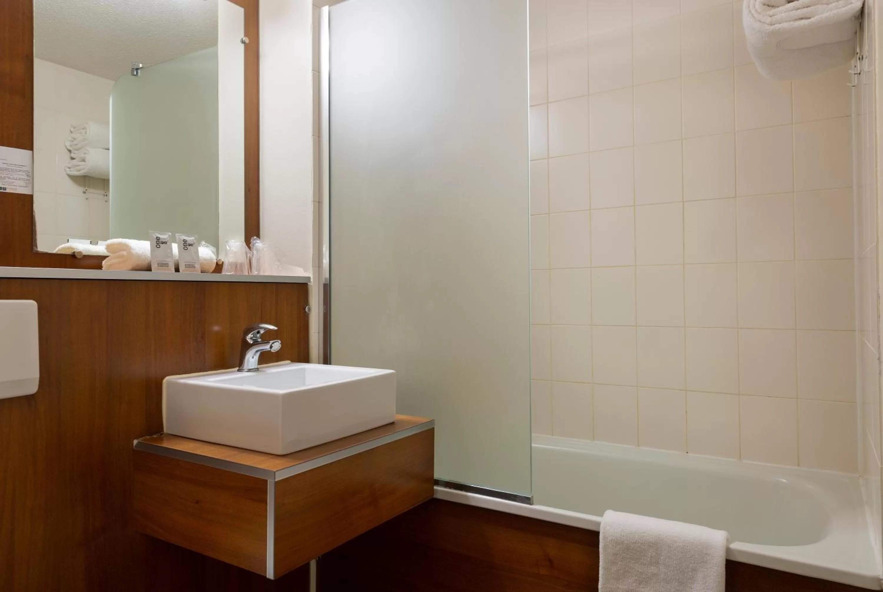 Toilet in Comfort Hotel Aeroport Lyon St Exupery