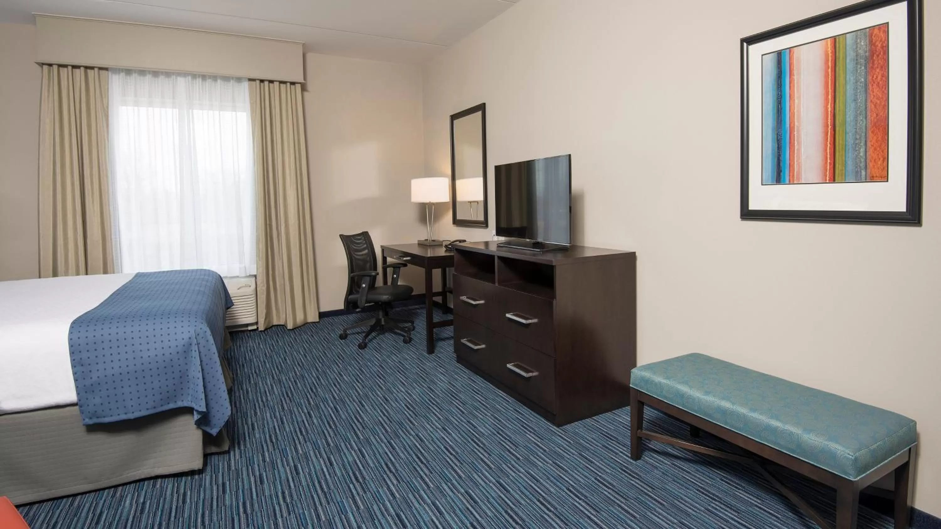 Photo of the whole room, Bed in Holiday Inn Indianapolis Airport by IHG