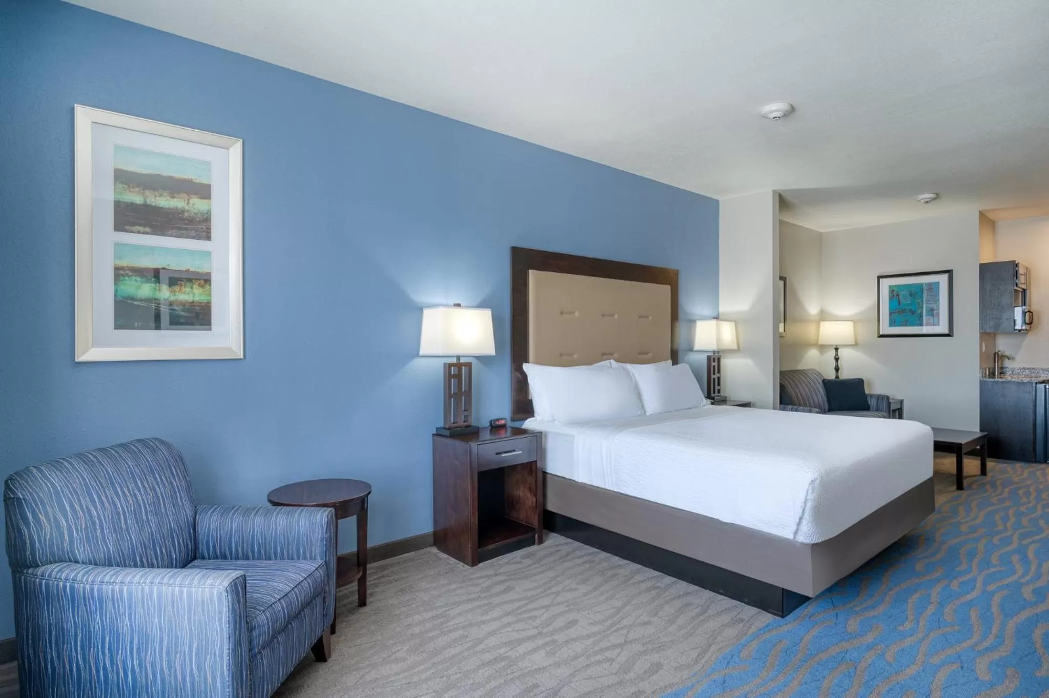 Photo of the whole room, Bed in Holiday Inn Express and Suites Edwardsville by IHG