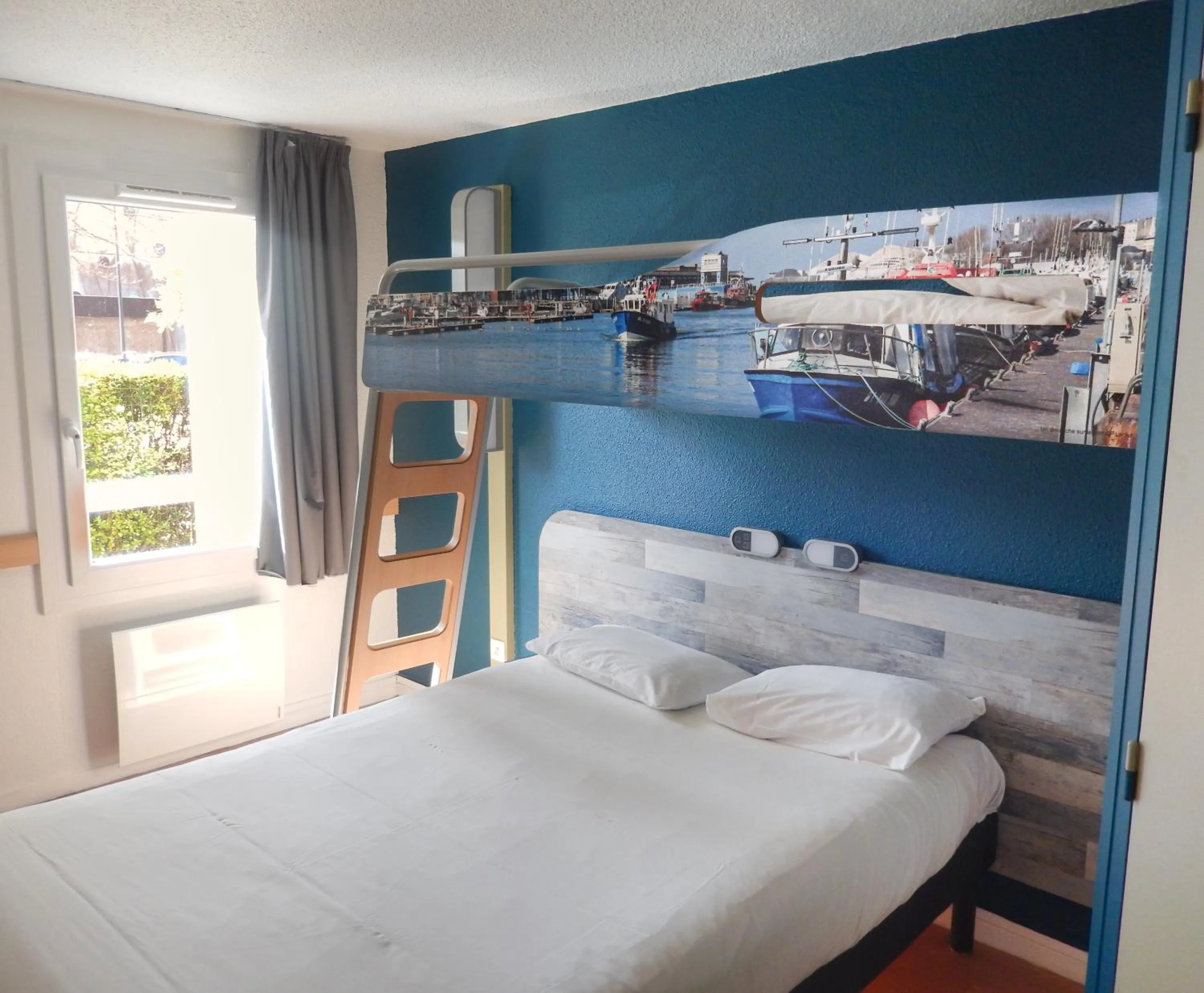 Photo of the whole room, Bed in Ibis Budget Boulogne-Sur-Mer Centre les Ports