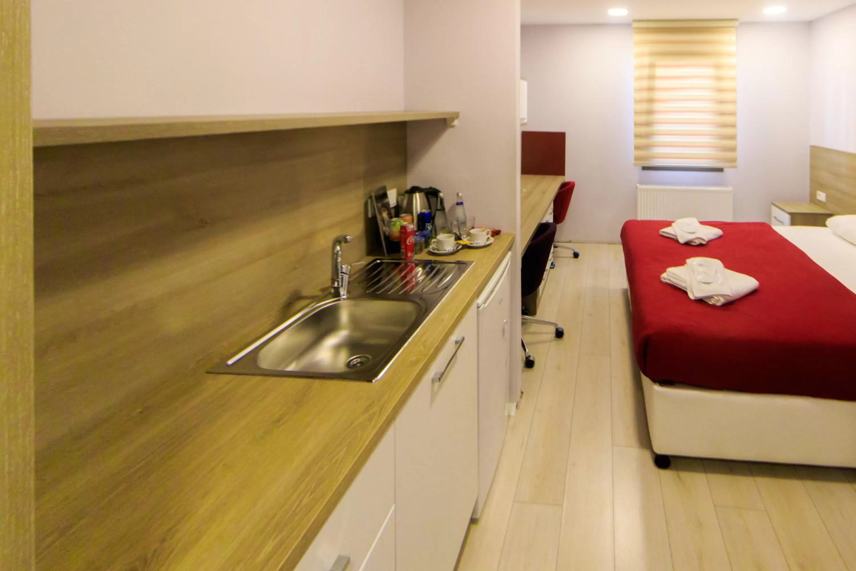 Kitchen or kitchenette, Bed in Uçar Royal Hotel ve Konferans Salonu