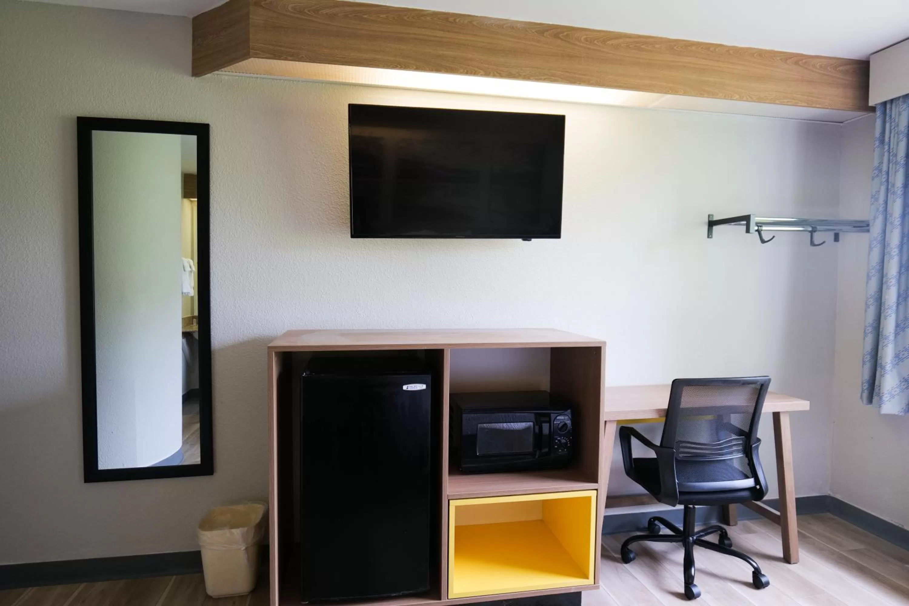 TV and multimedia in Days Inn by Wyndham Flint/Bishop International Airport