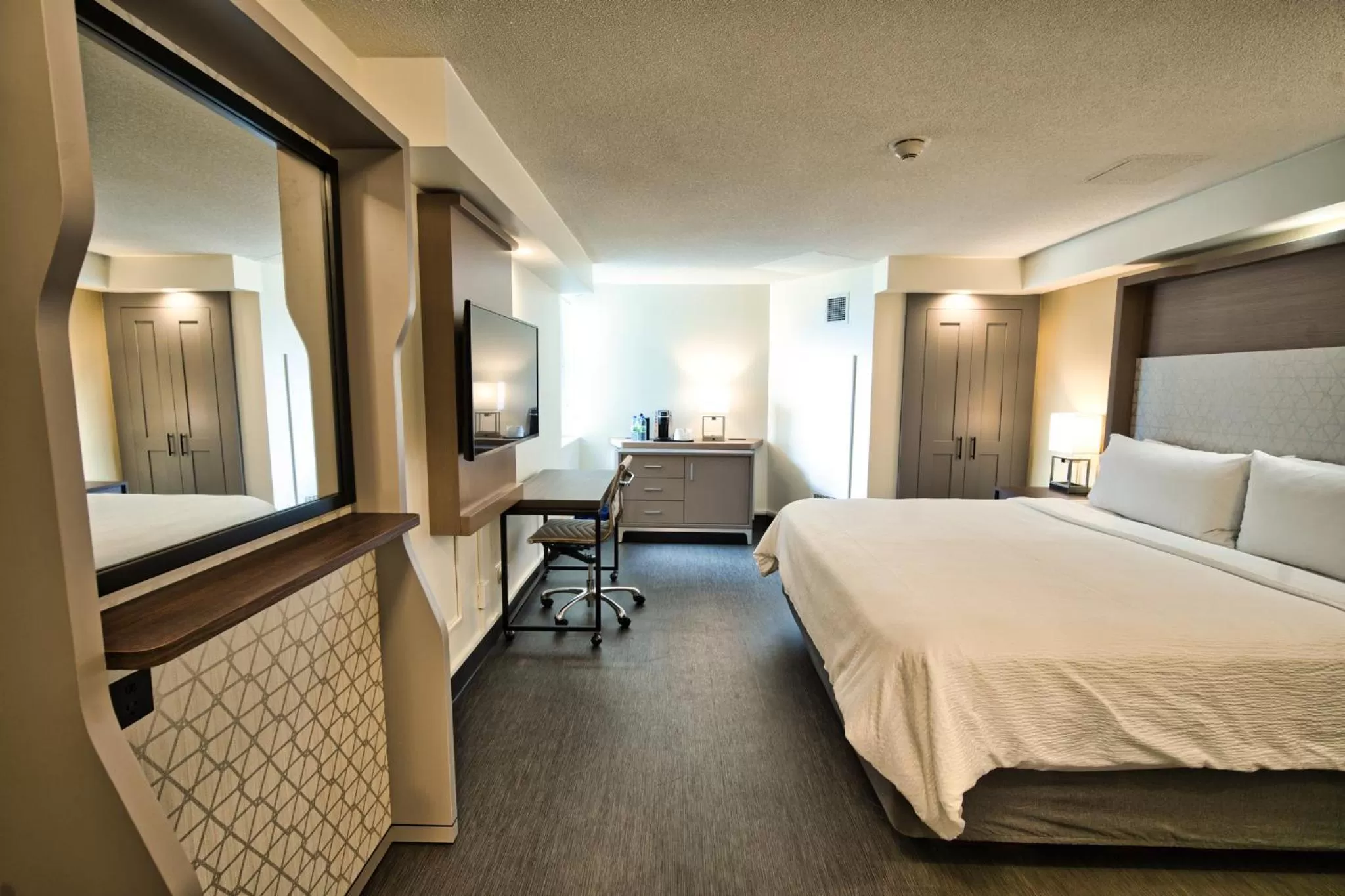 Photo of the whole room, Bed in Holiday Inn Toronto Downtown Centre by IHG