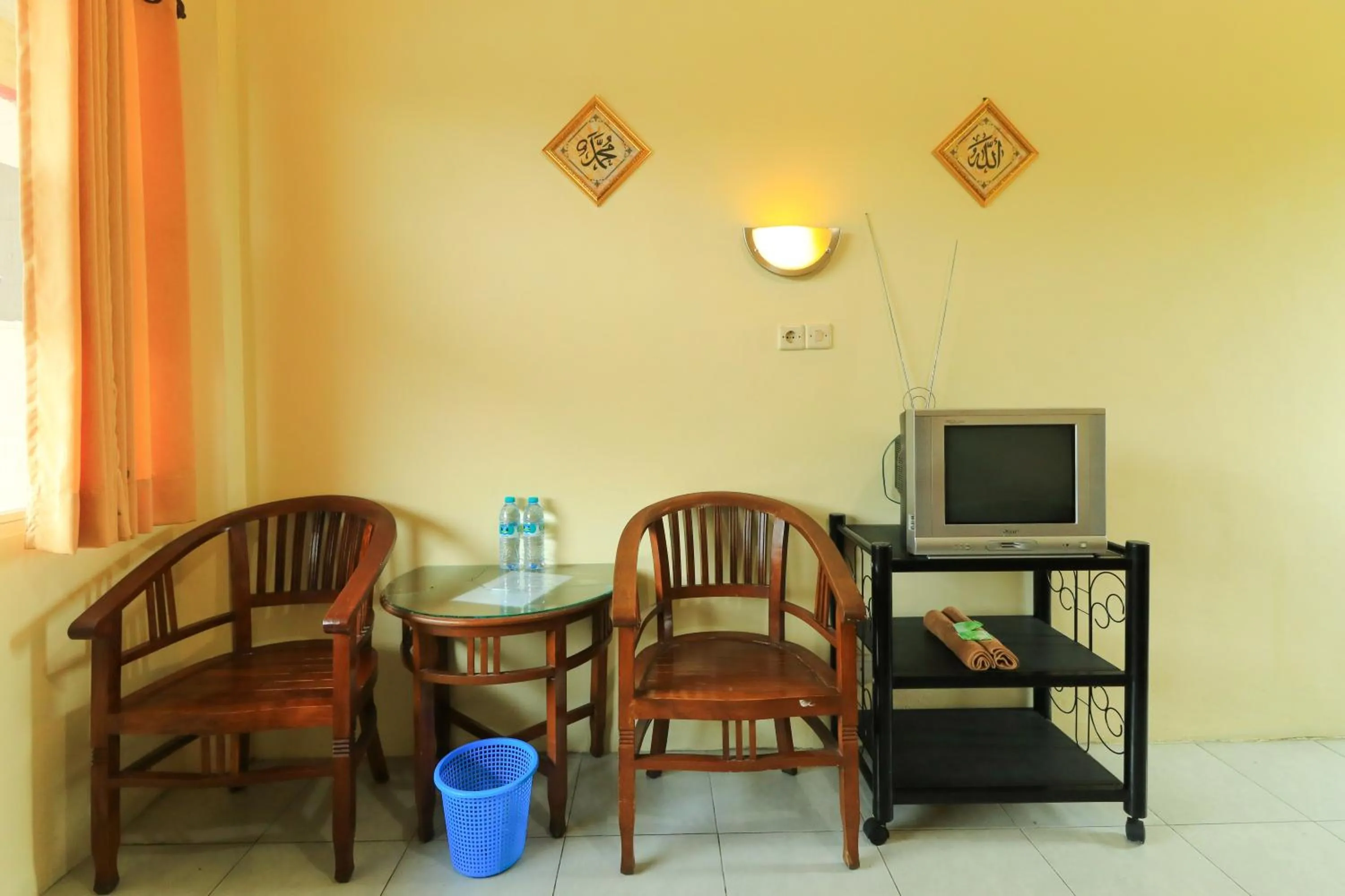 Seating area in Penginapan Pondok Rizqi Syariah