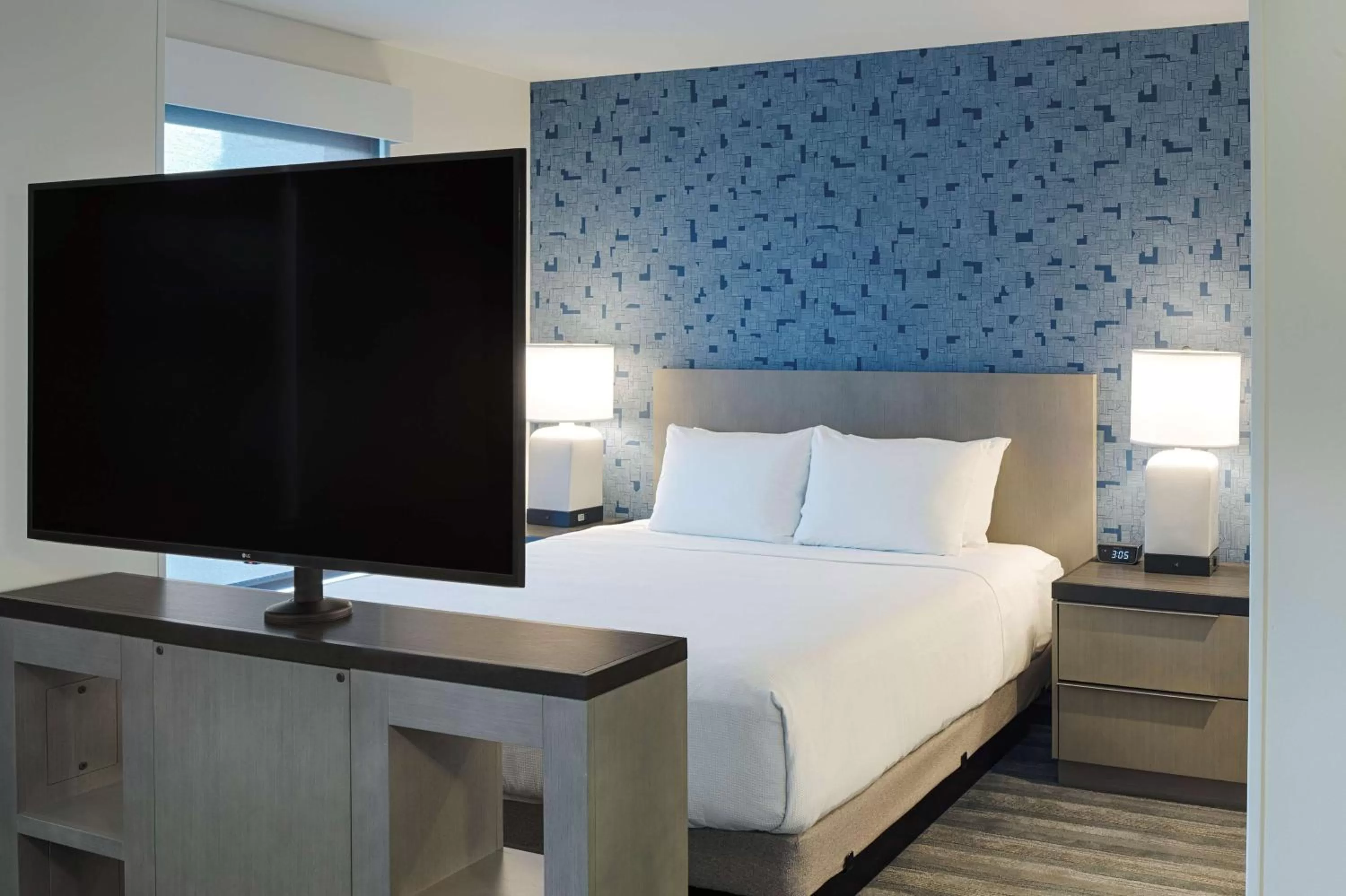 Photo of the whole room, Bed in Hyatt House Columbus OSU Short North