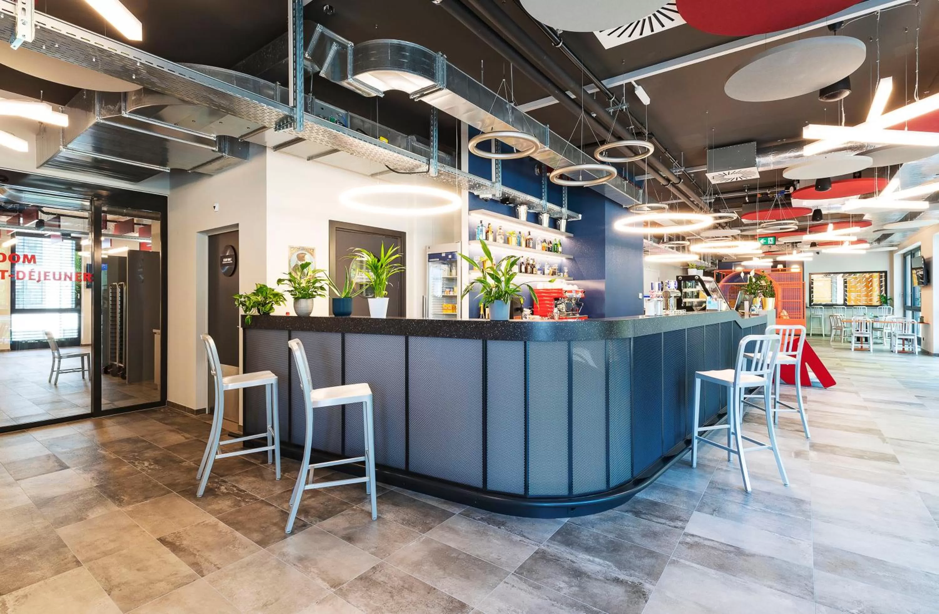 Lounge or bar in MEININGER Hotel Genève Centre Charmilles