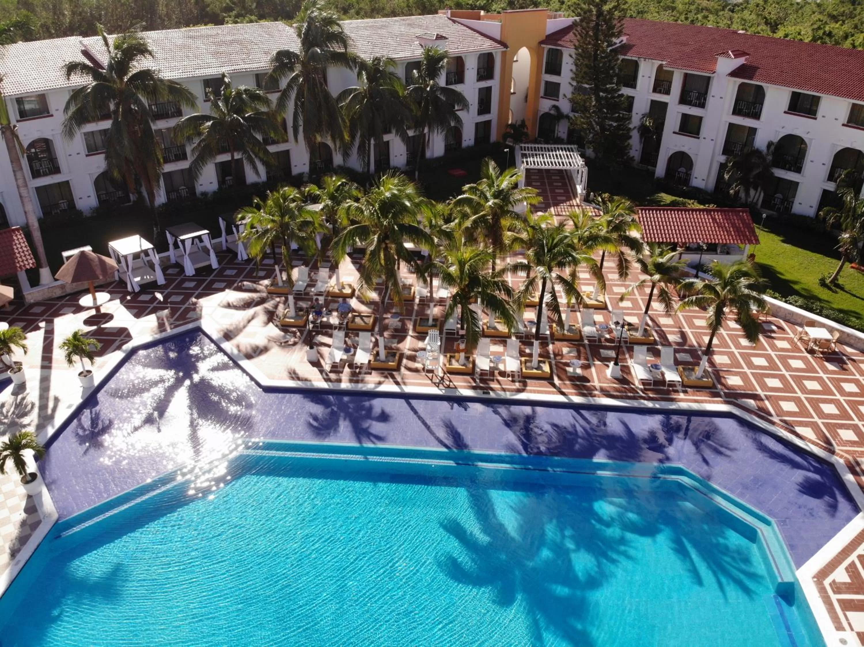 Swimming pool in Cozumel Hotel & Resort Trademark Collection by Wyndham