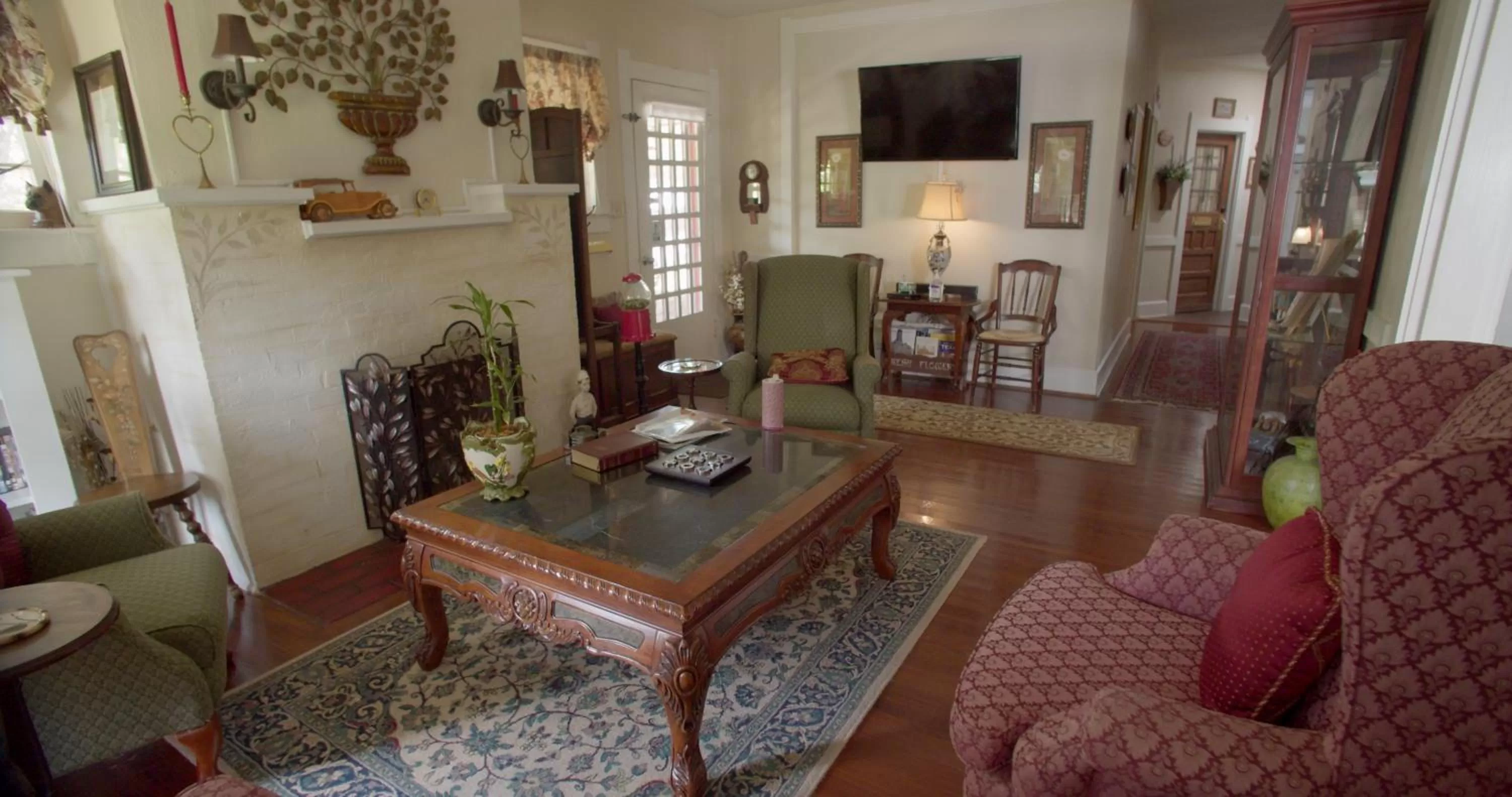Living room in Granbury Gardens Bed and Breakfast