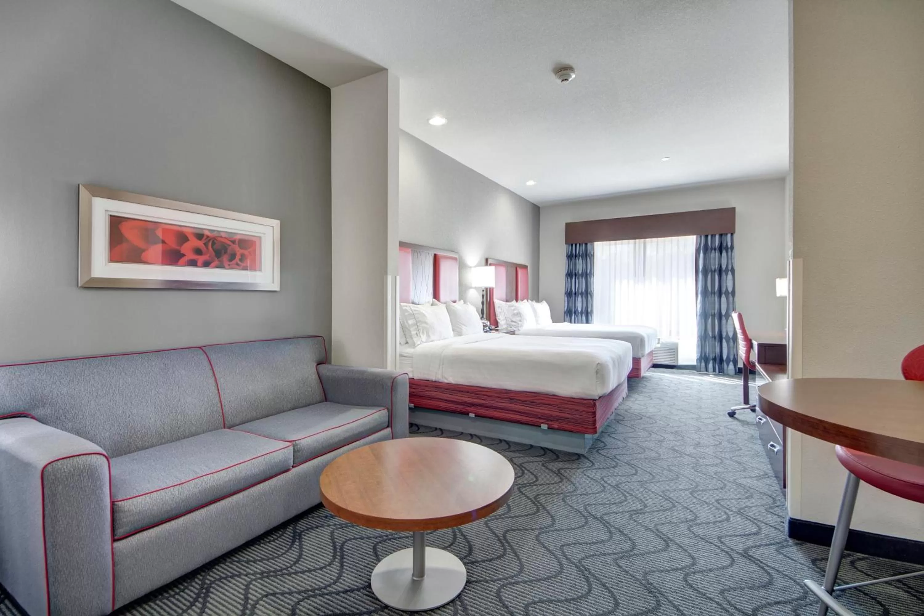 Photo of the whole room, Bed in Holiday Inn Express and Suites Oklahoma City North by IHG