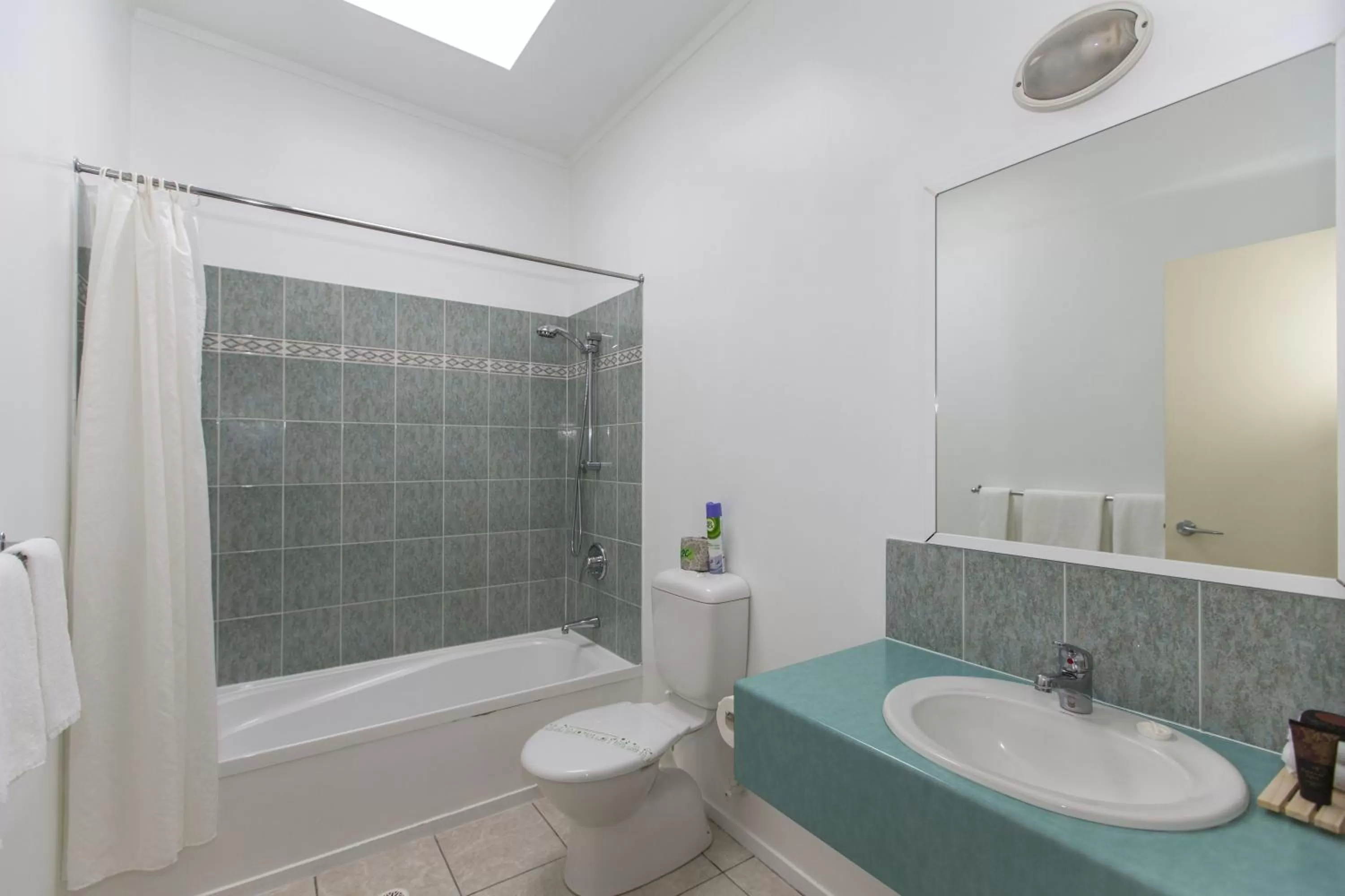 Bathroom in Fernhill Motor Lodge