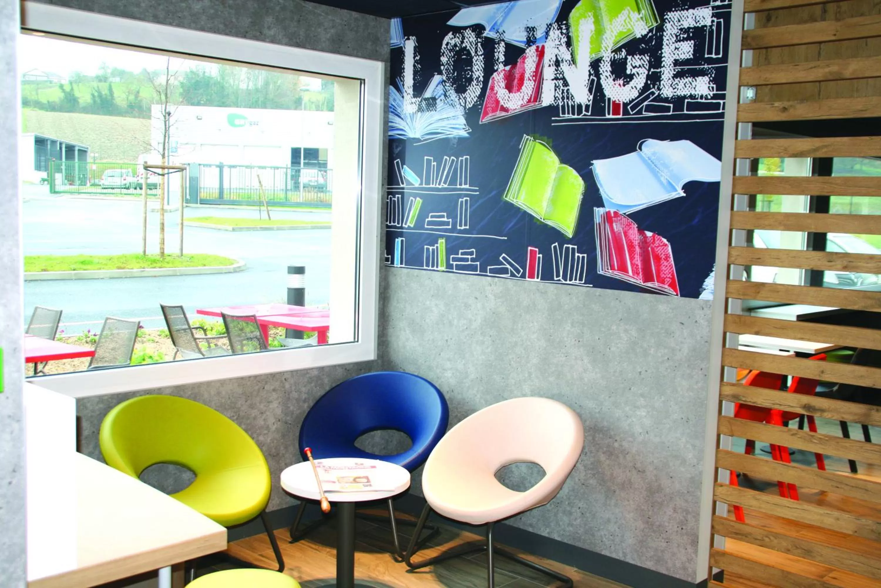 Lounge or bar in ibis budget Saint Pourcain