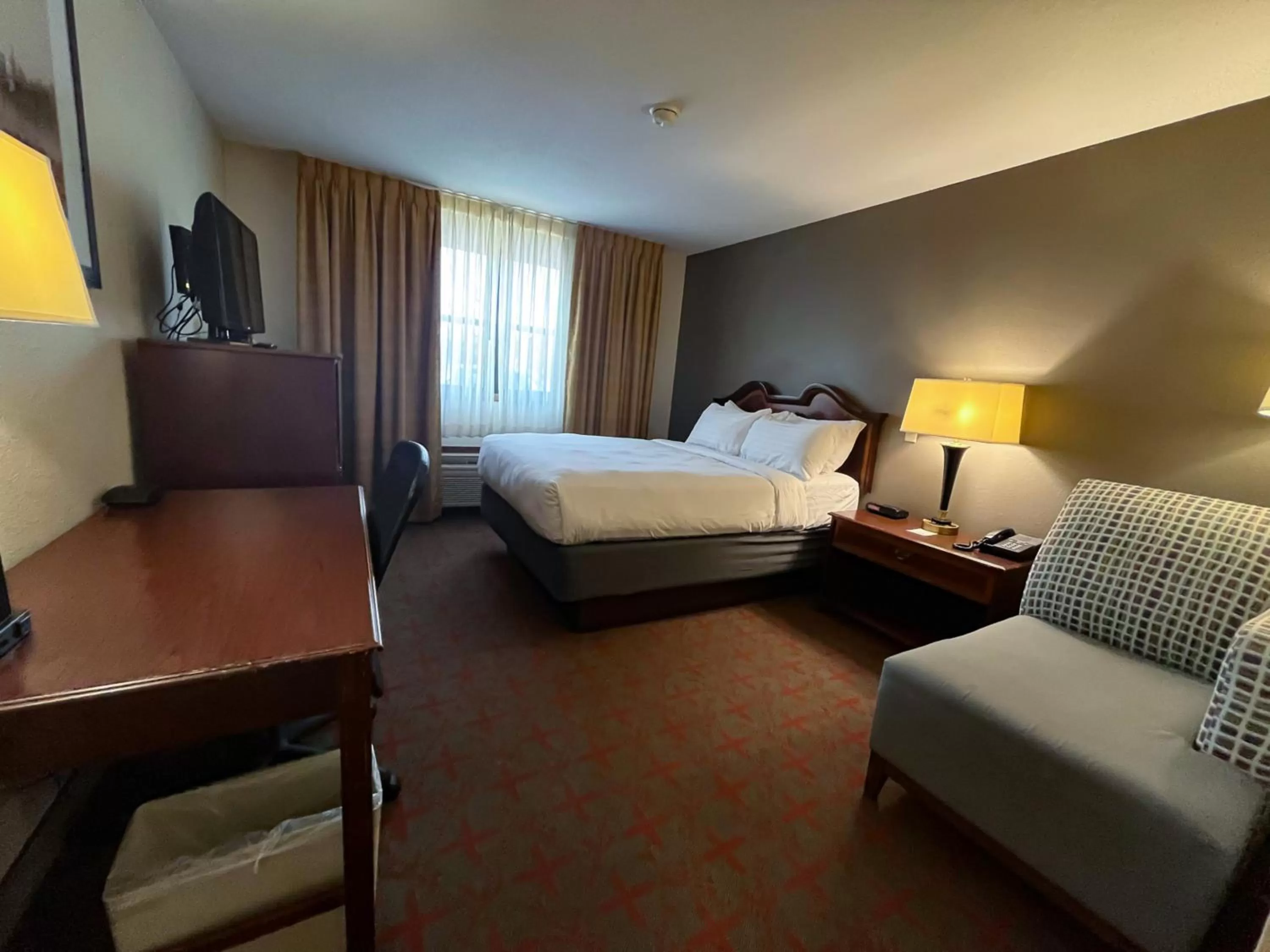 Bedroom, Bed in Harbor Winds Hotel