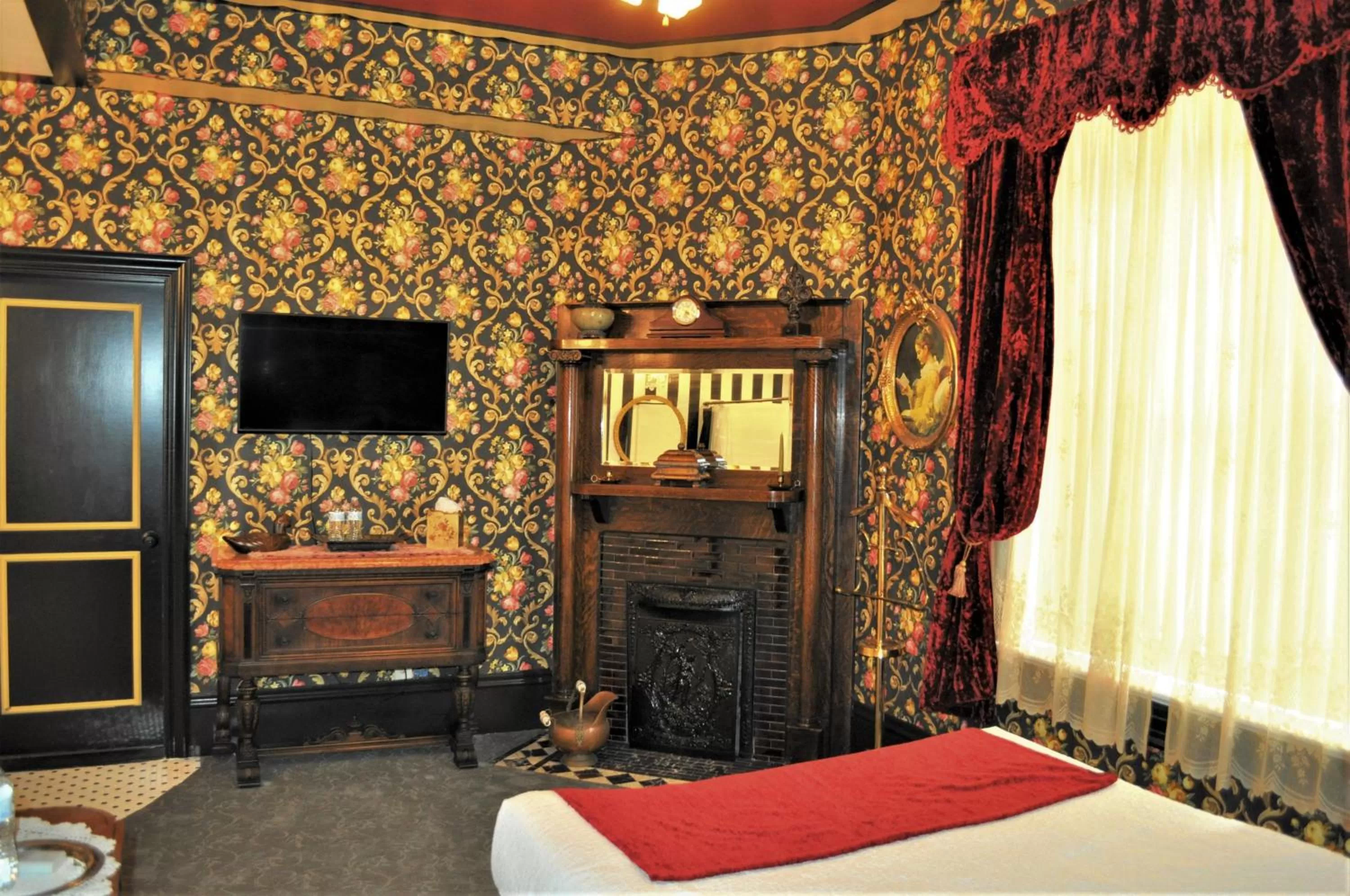 TV and multimedia, Bed in Heber Senator Bed and Breakfast