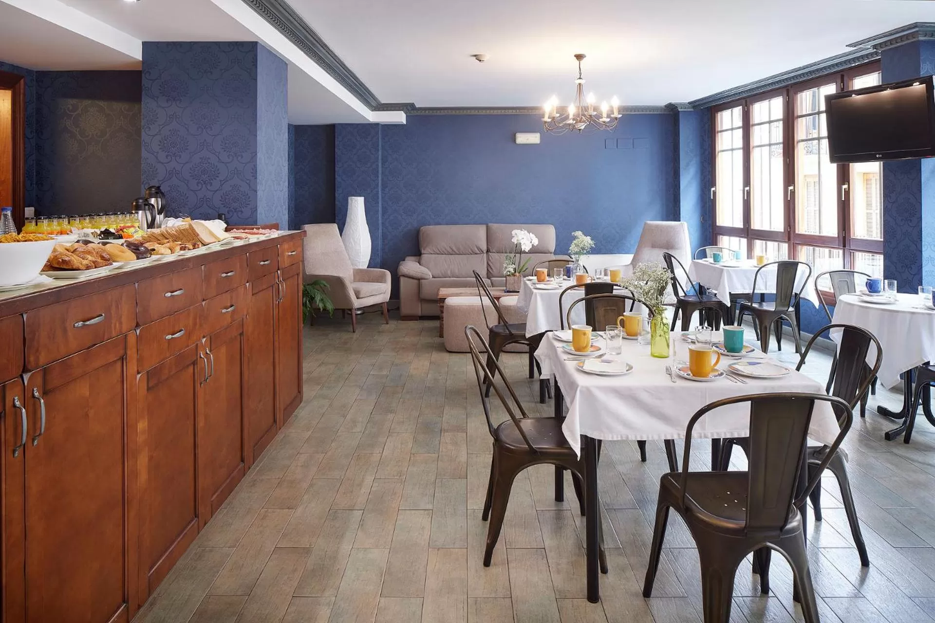 Dining area in IRAIPE Ongi Hotel Auto Check-in